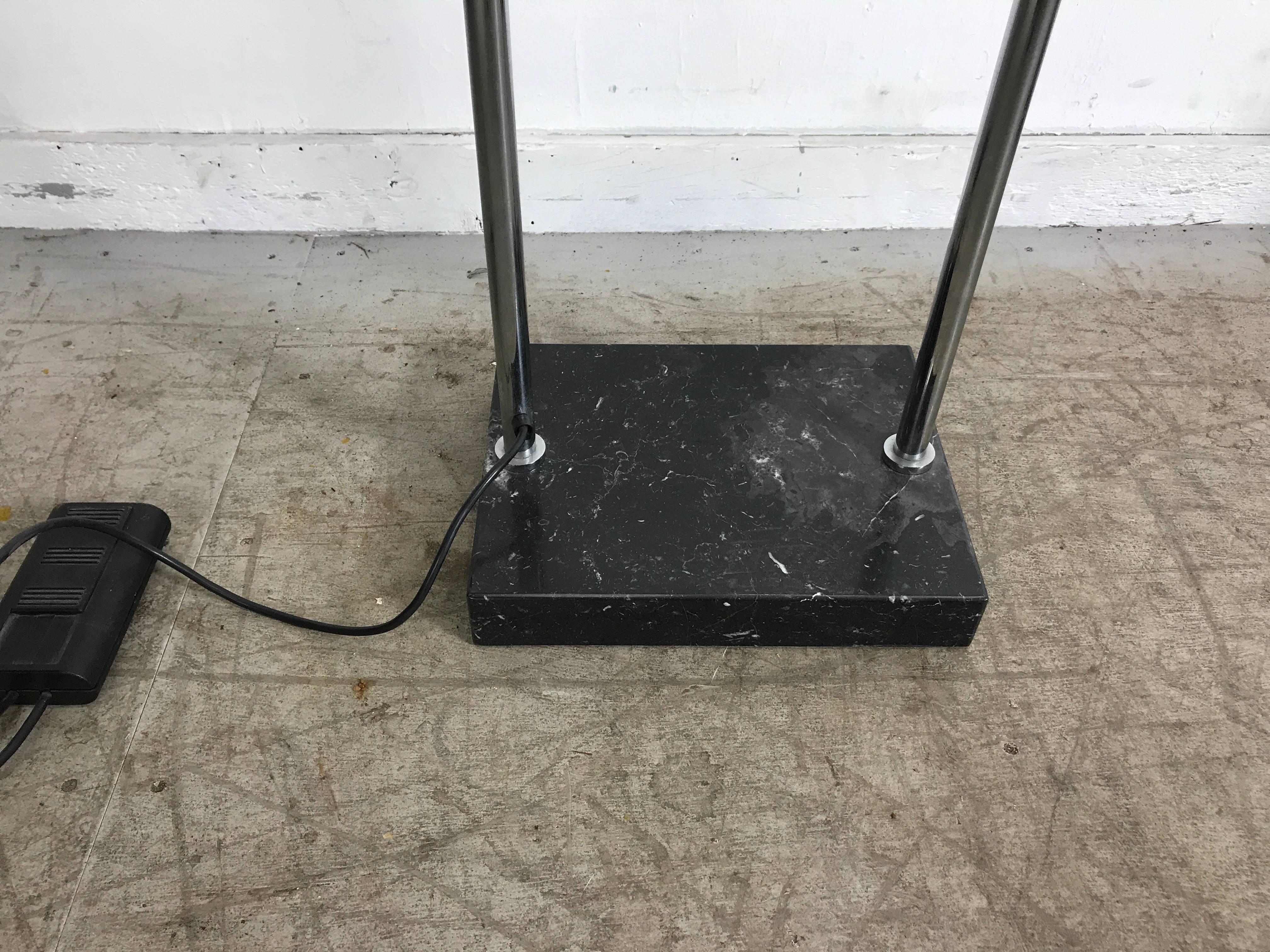 Pareja de antorchas de mármol y cromo estilo Menfis, Made in Italy Acero de corte en venta