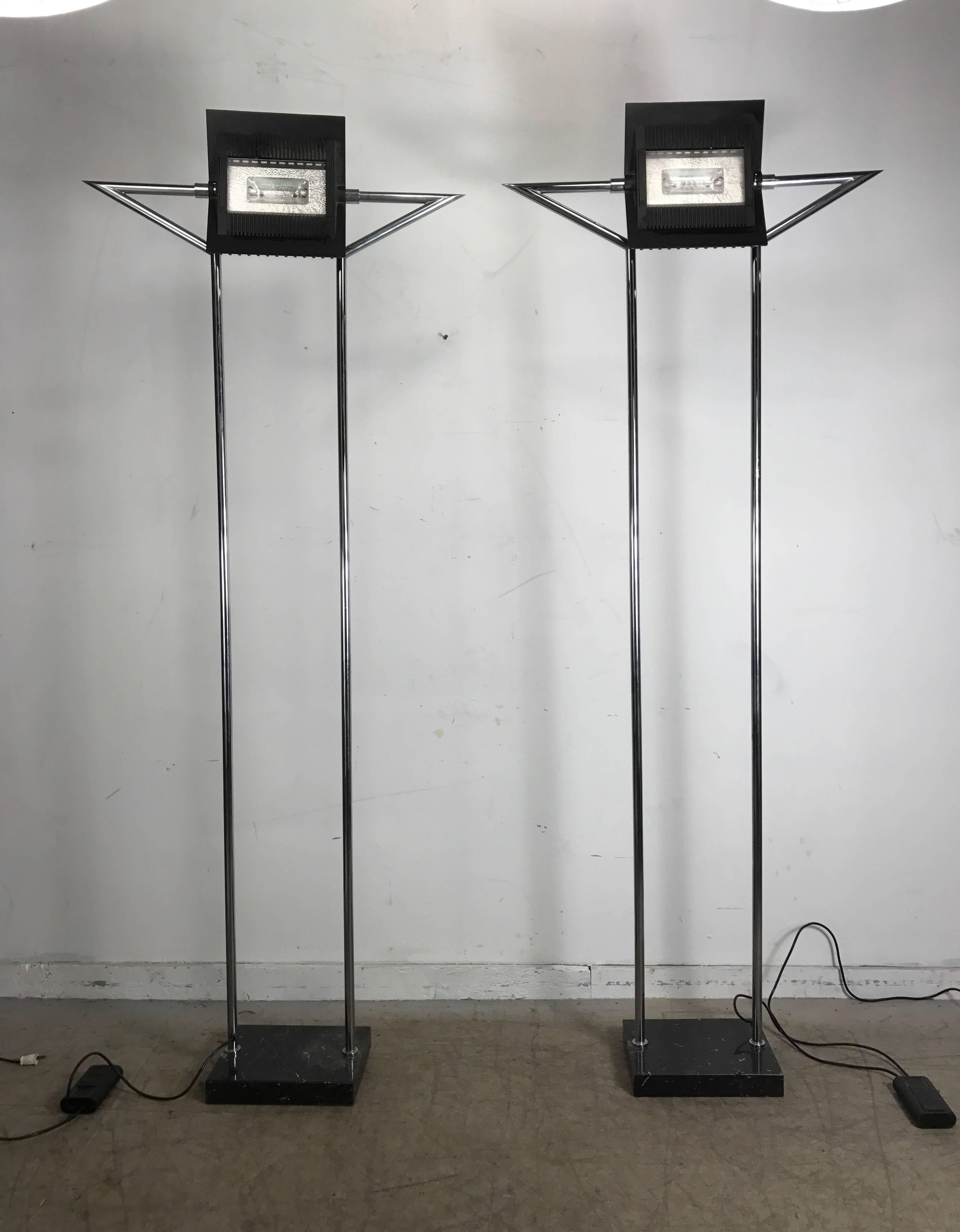 Pareja de antorchas de mármol y cromo estilo Menfis, Made in Italy siglo XX en venta
