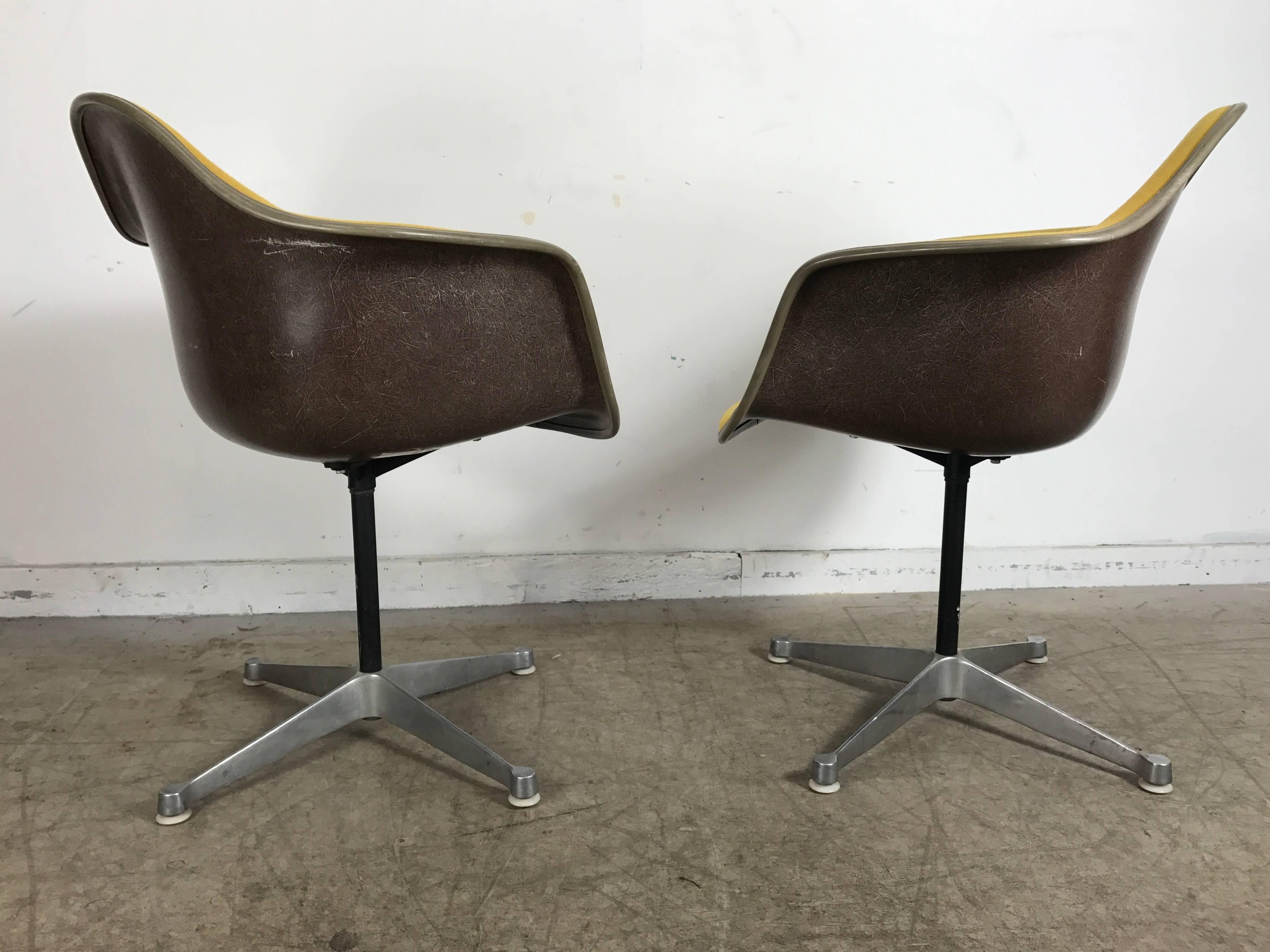 Pair of Charles and Ray Eames Swivel Padded Arm Shell Chairs, Two-Tone In Good Condition For Sale In Buffalo, NY