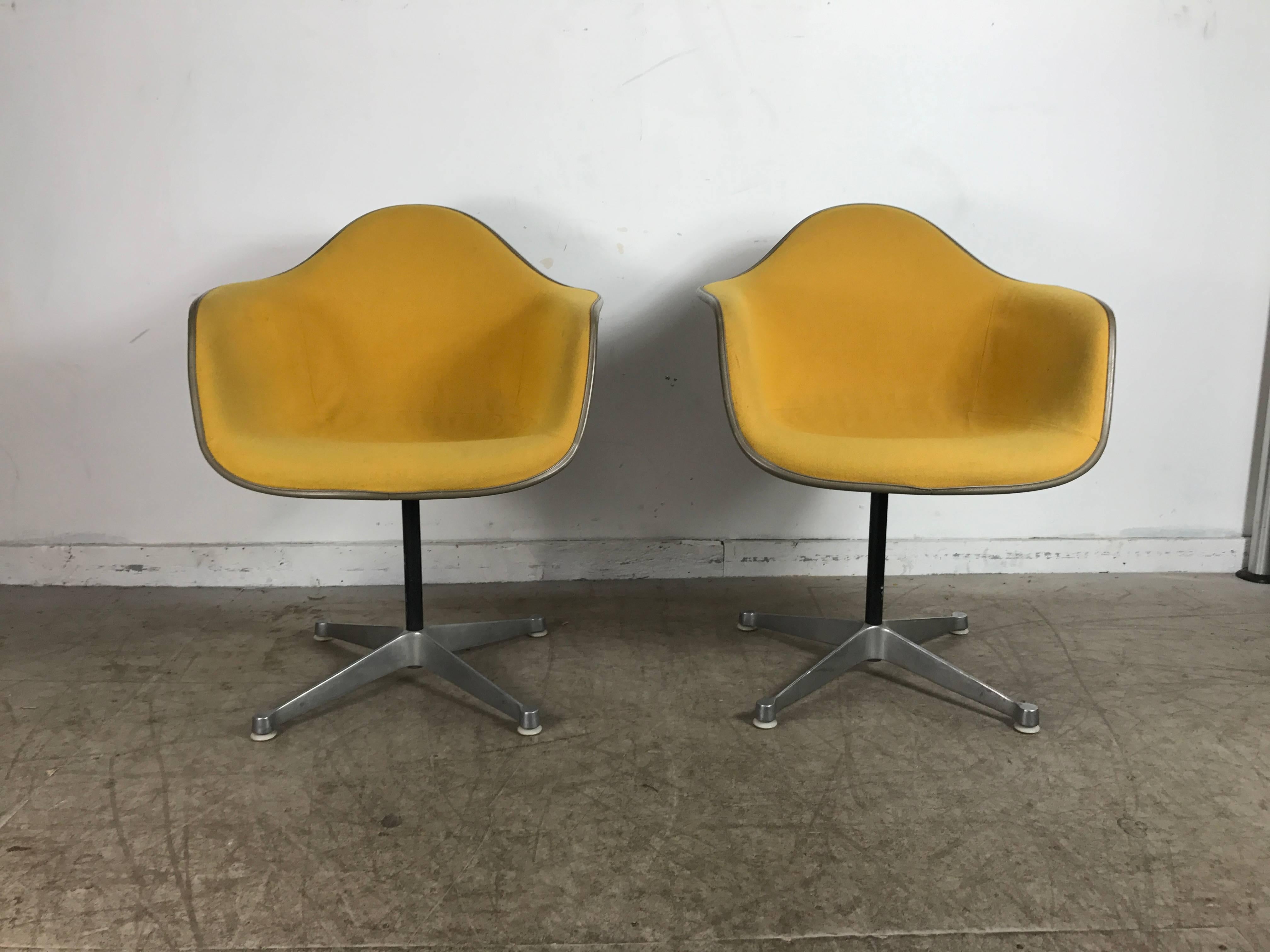 Mid-Century Modern Paire de fauteuils coquillages Charles et Ray Eames bicolores rembourrés et pivotants en vente