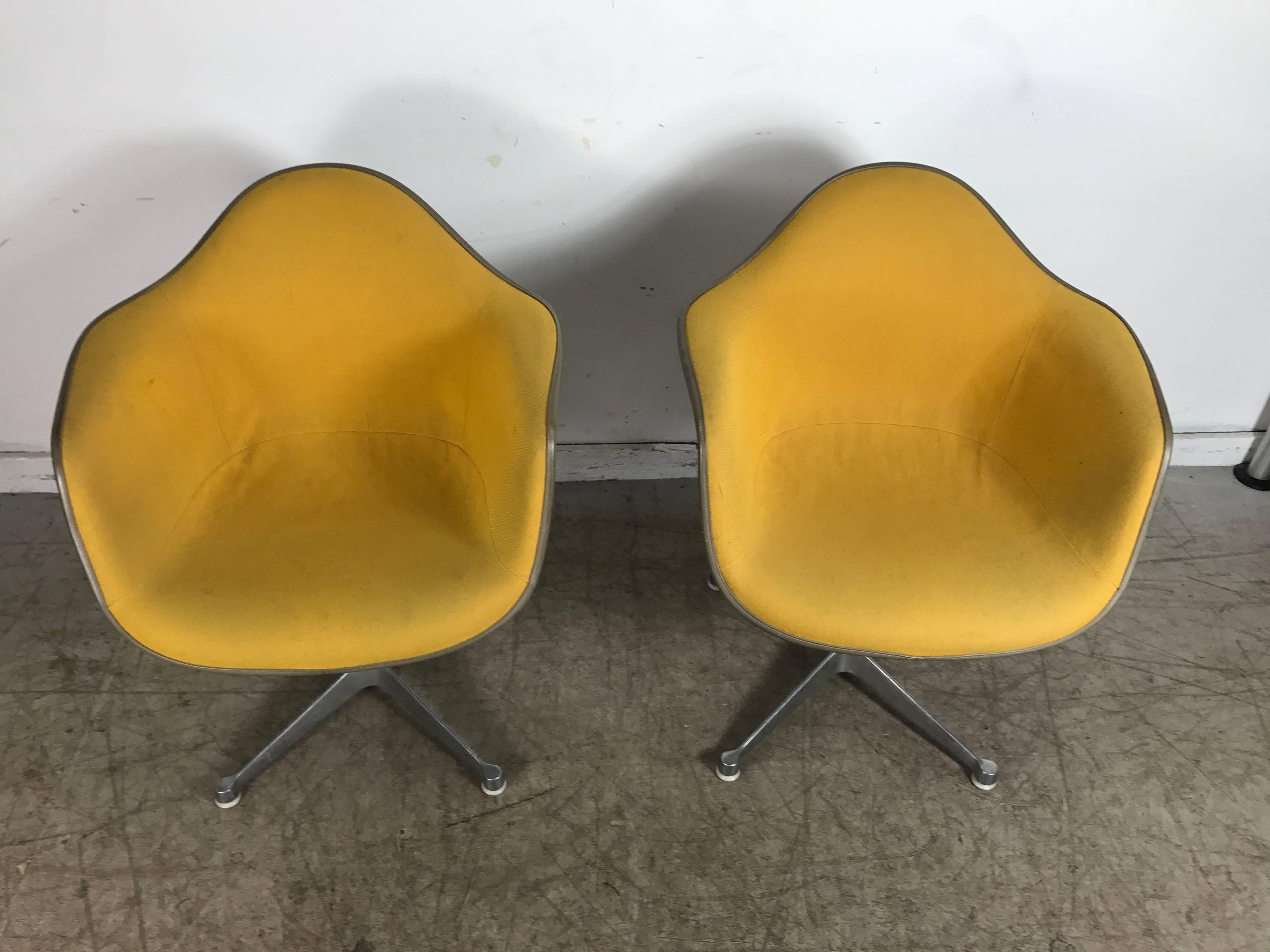 Américain Paire de fauteuils coquillages Charles et Ray Eames bicolores rembourrés et pivotants en vente