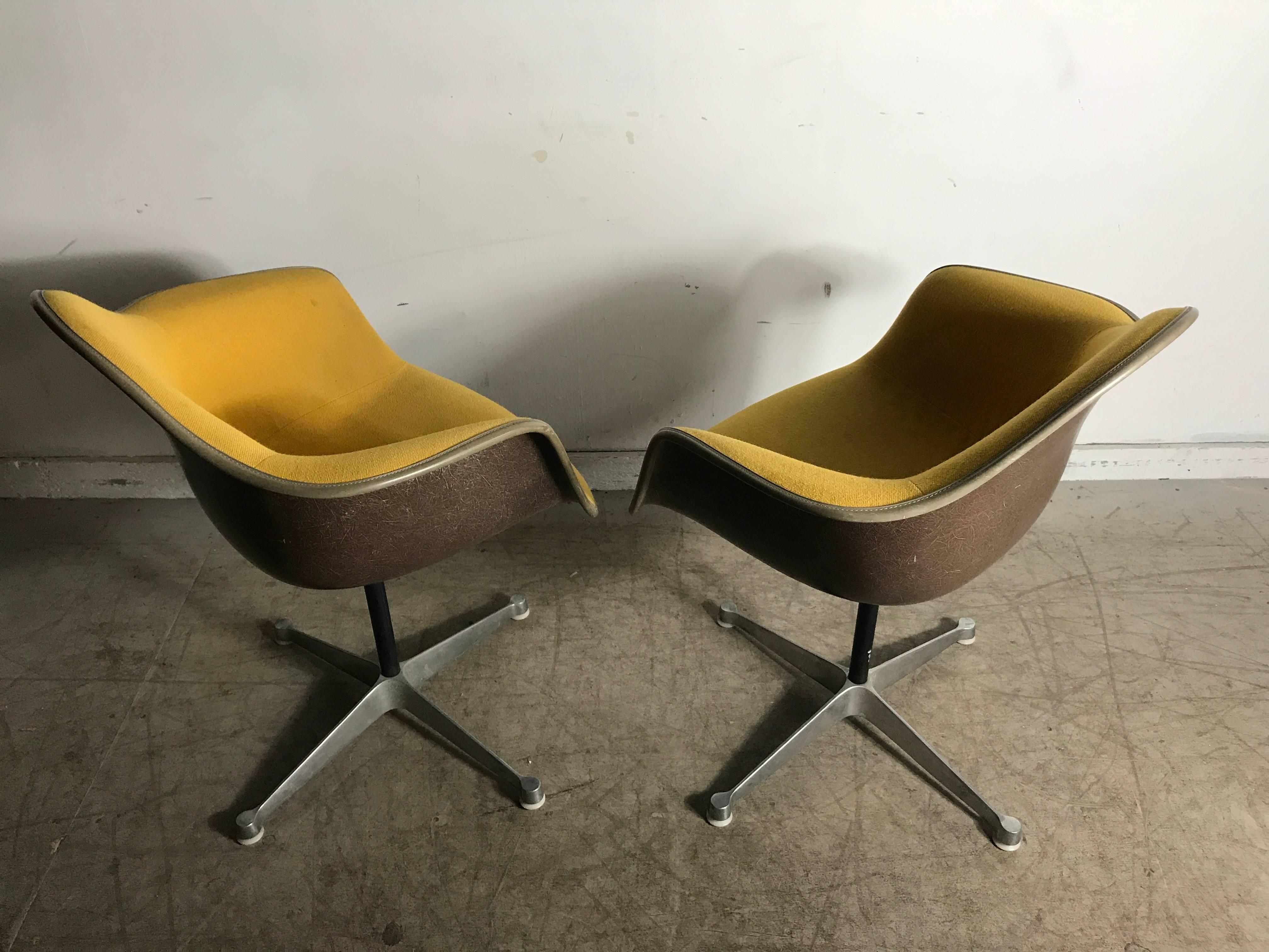 Pair of Charles and Ray Eames Swivel Padded Arm Shell Chairs, Two-Tone For Sale 1