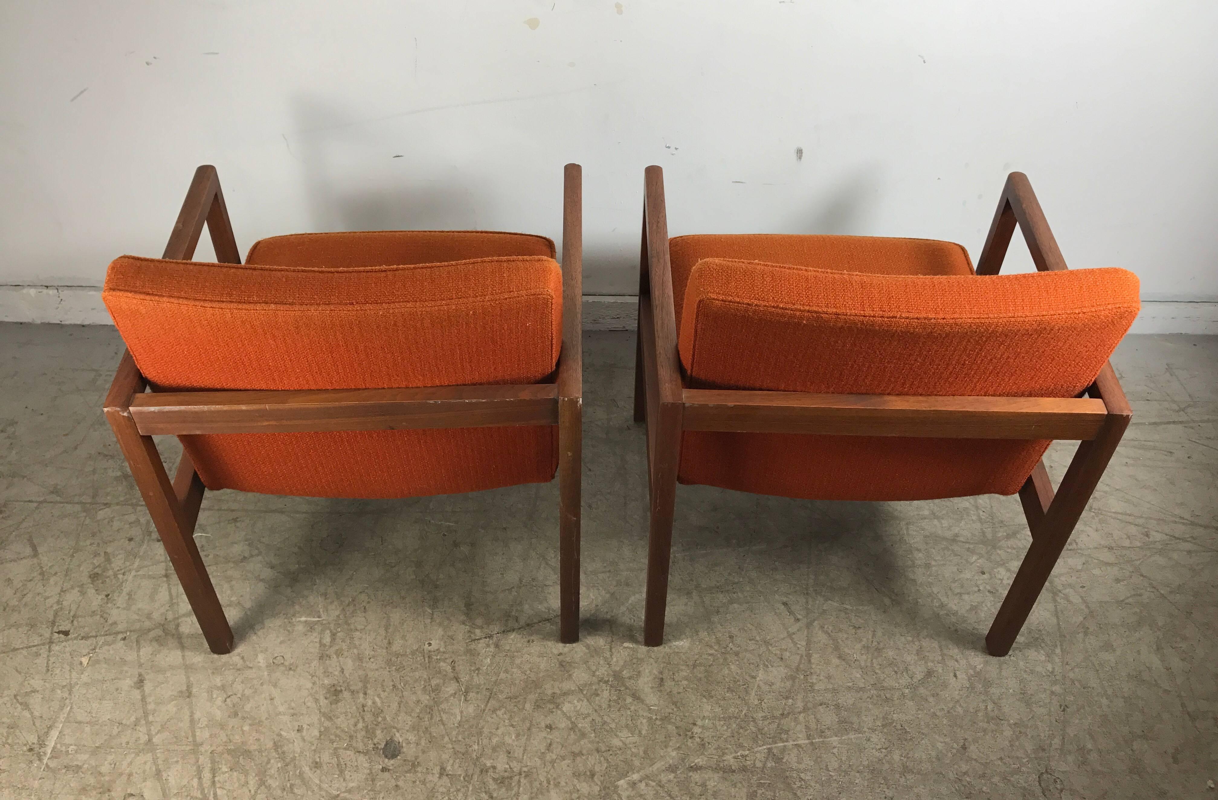 Mid-Century Modern Pair of Midcentury Solid Walnut Lounge Chairs by Stow Davis For Sale