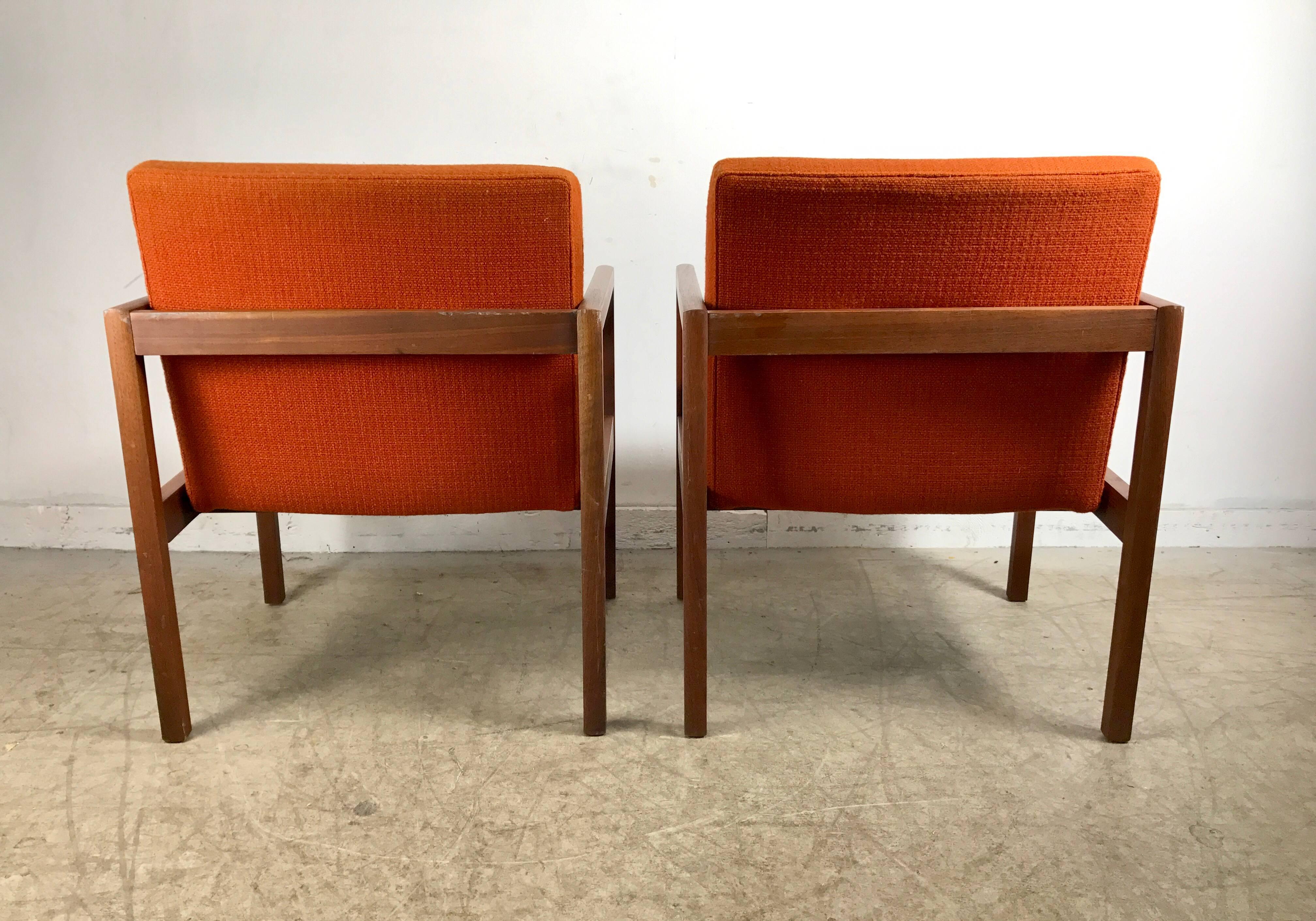Paire de fauteuils de salon en noyer massif du milieu du siècle dernier par Stow Davis Bon état - En vente à Buffalo, NY