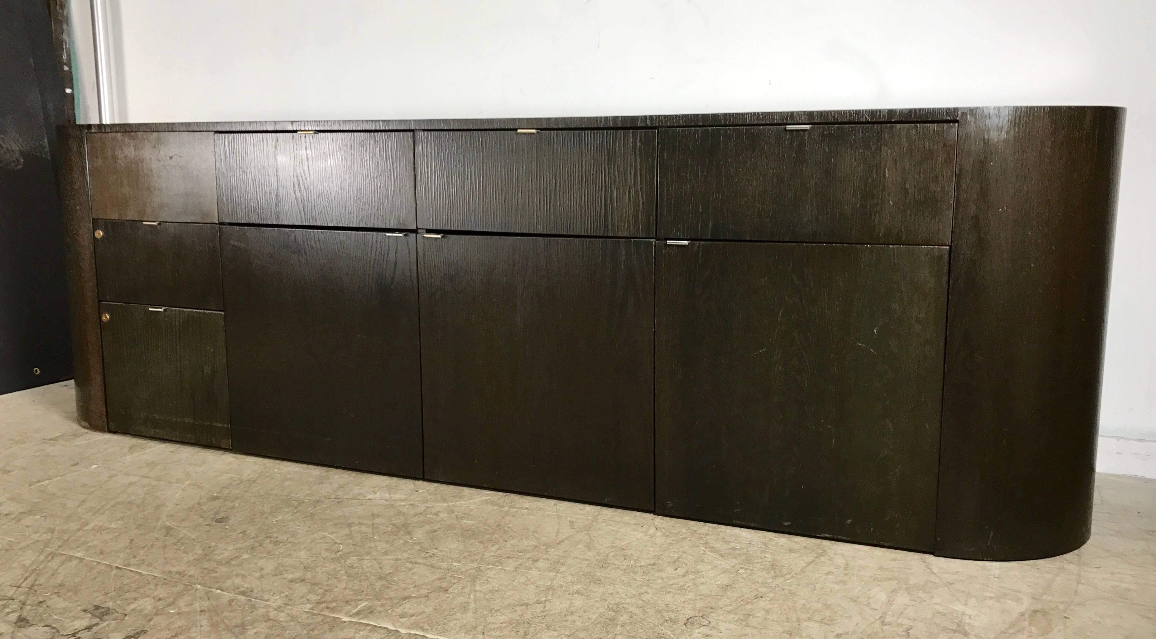 Atemberaubendes zeitgenössisches modernes ovales verziertes Anrichte- Sideboard, Italien (Bauhaus) im Angebot