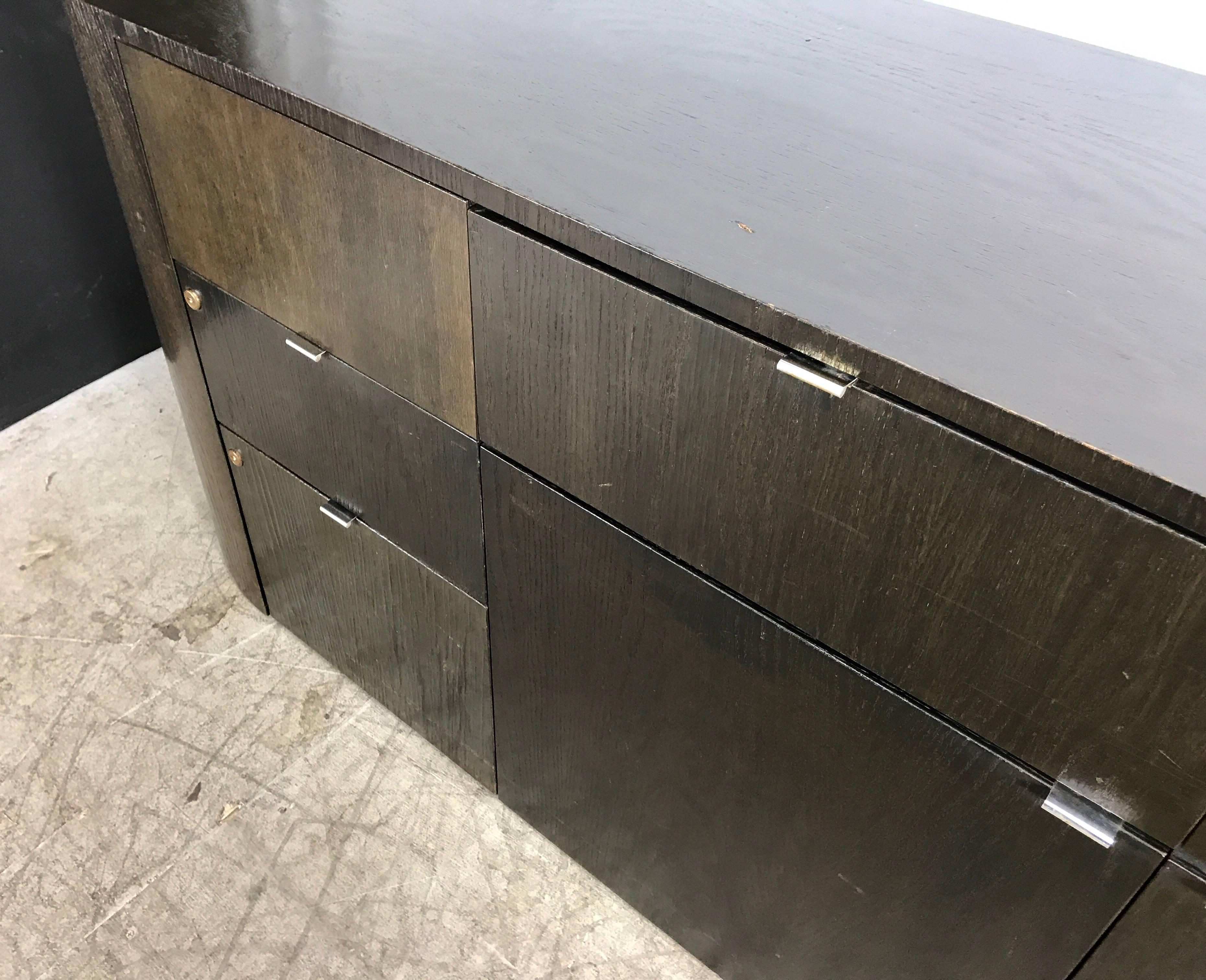 Atemberaubendes zeitgenössisches modernes ovales verziertes Anrichte- Sideboard, Italien (Gekälkt) im Angebot