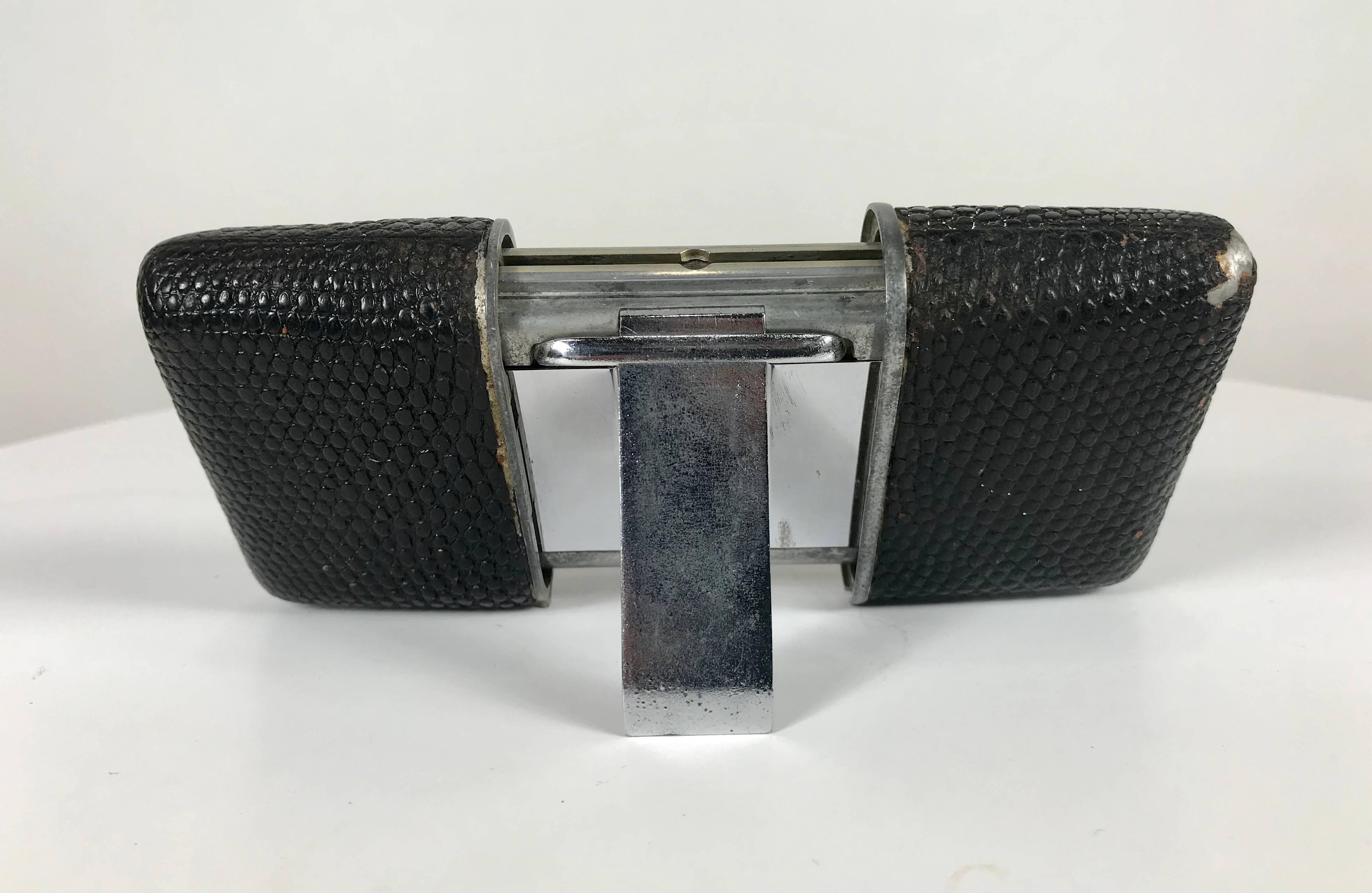 Frühe Movado Ermeto für Hermes Reiseuhr aus Leder und Stahl, seltene Version mit schwarzem Zifferblatt mit Leuchtzeigern und Zeitmarkierungen, funktioniert perfekt, Leder bis zur Ecke getragen.