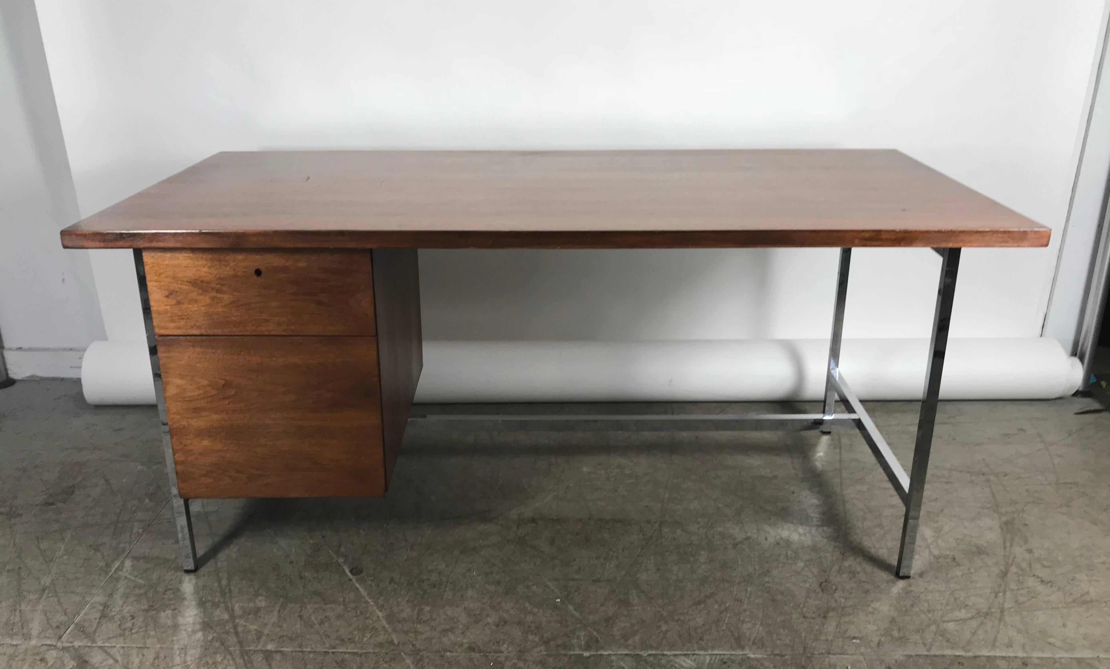 20ième siècle Table de bureau classique Florence Knoll du milieu du siècle en noyer et chrome Knoll en vente