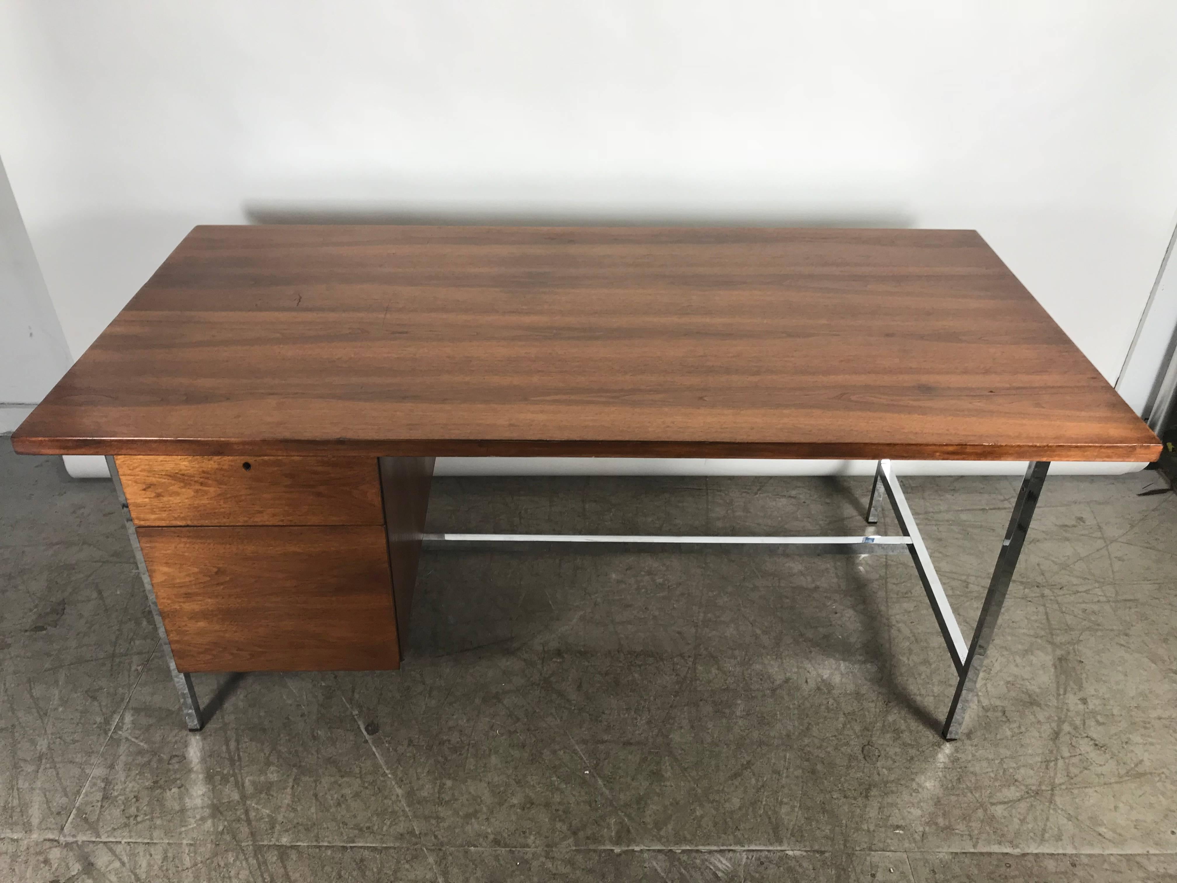 Chrome Table de bureau classique Florence Knoll du milieu du siècle en noyer et chrome Knoll en vente