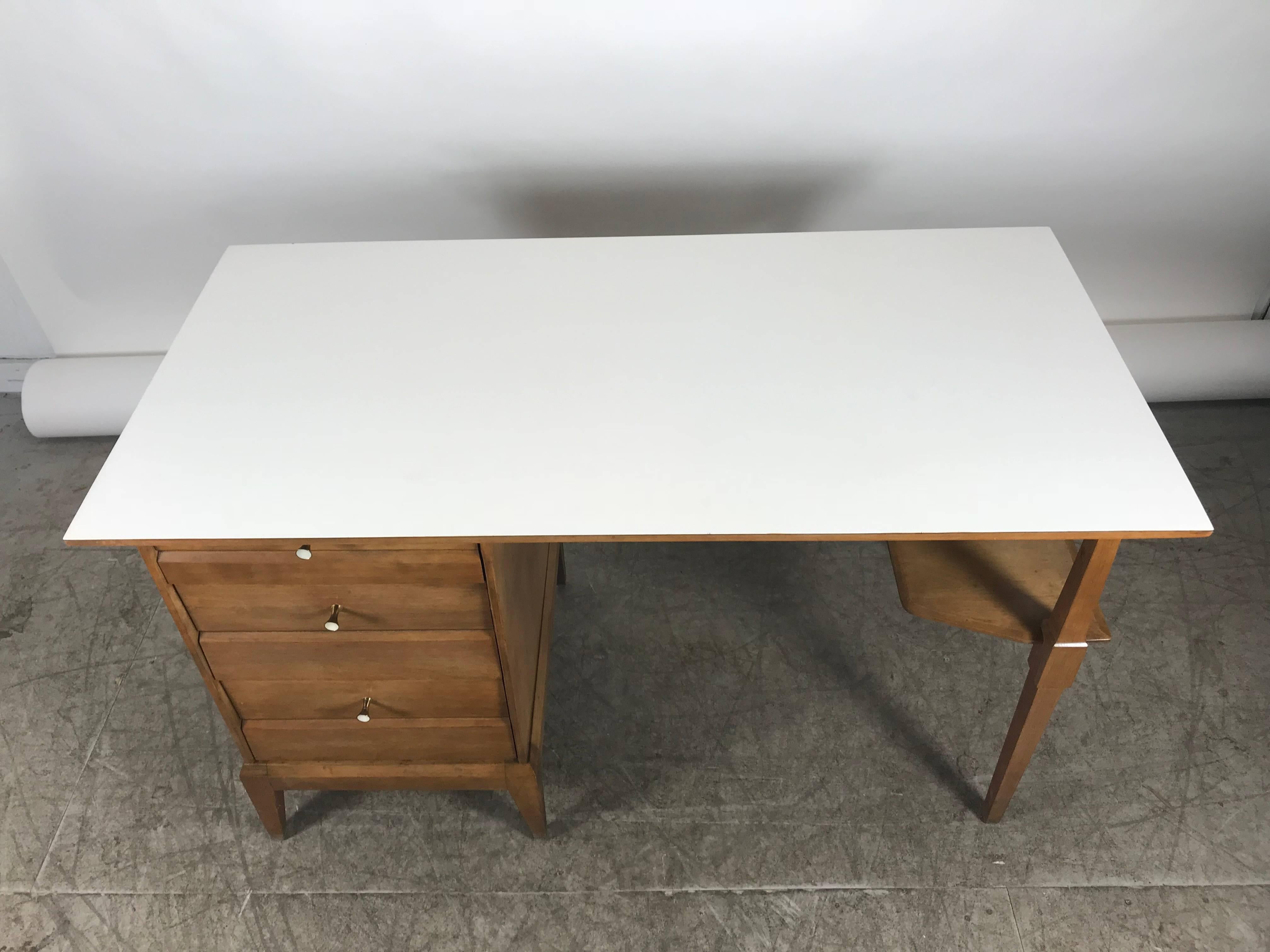 Stylized Mid-Century Modern Desk by Heywood Wakefield In Good Condition In Buffalo, NY