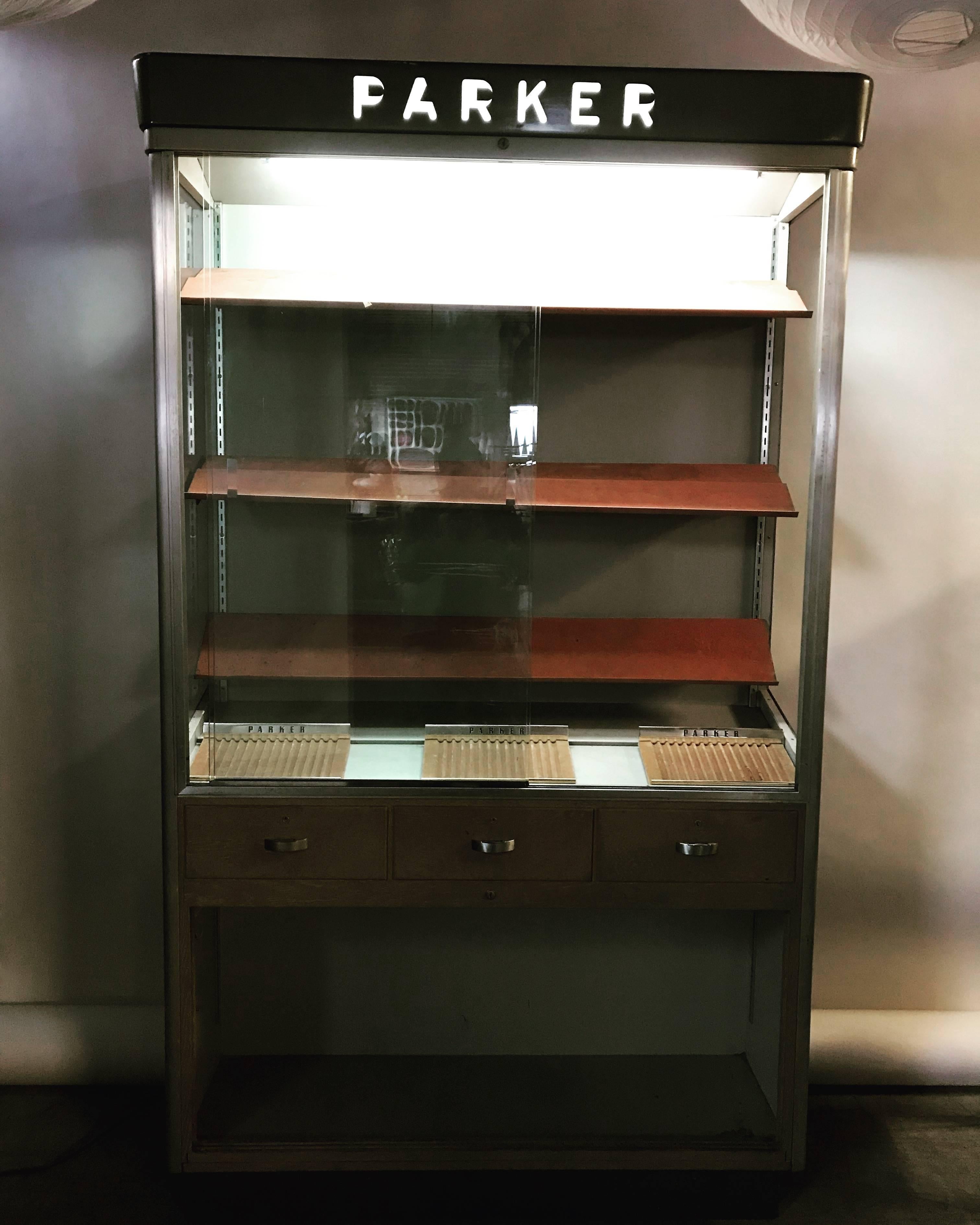 Elusive Parker Pen Display Case, Art Deco Font In Good Condition For Sale In Buffalo, NY