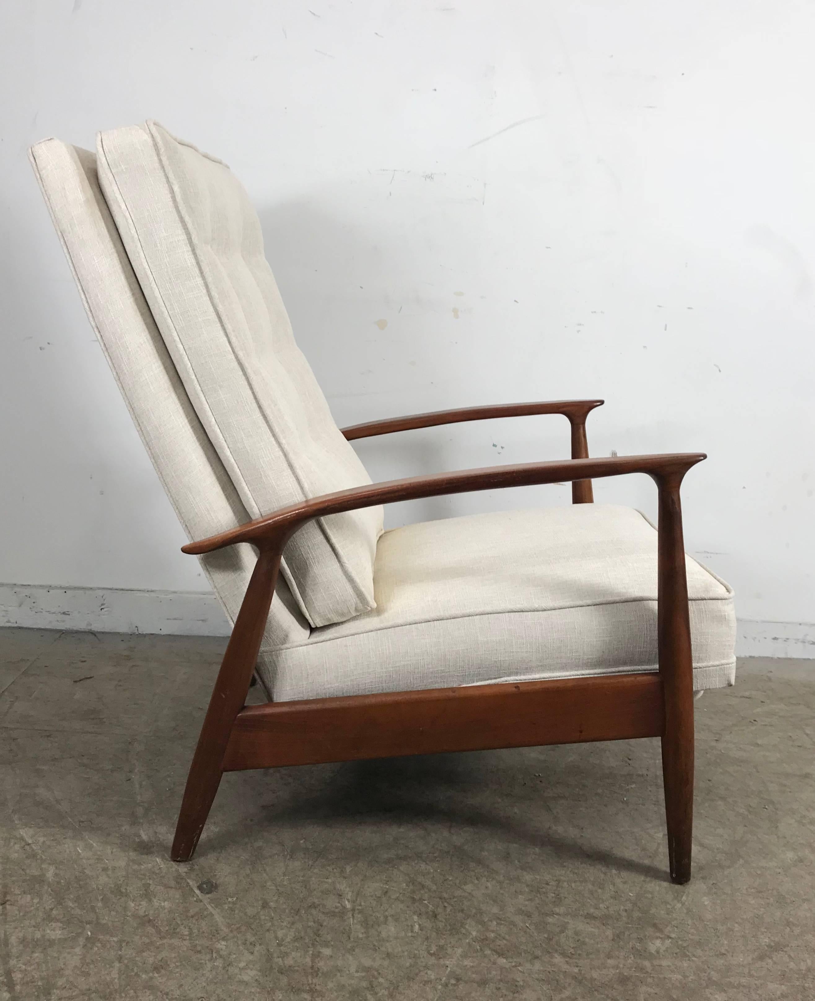 Mid-Century Modern Classic Modernist Reclining Lounge Chair by Milo Baughman
