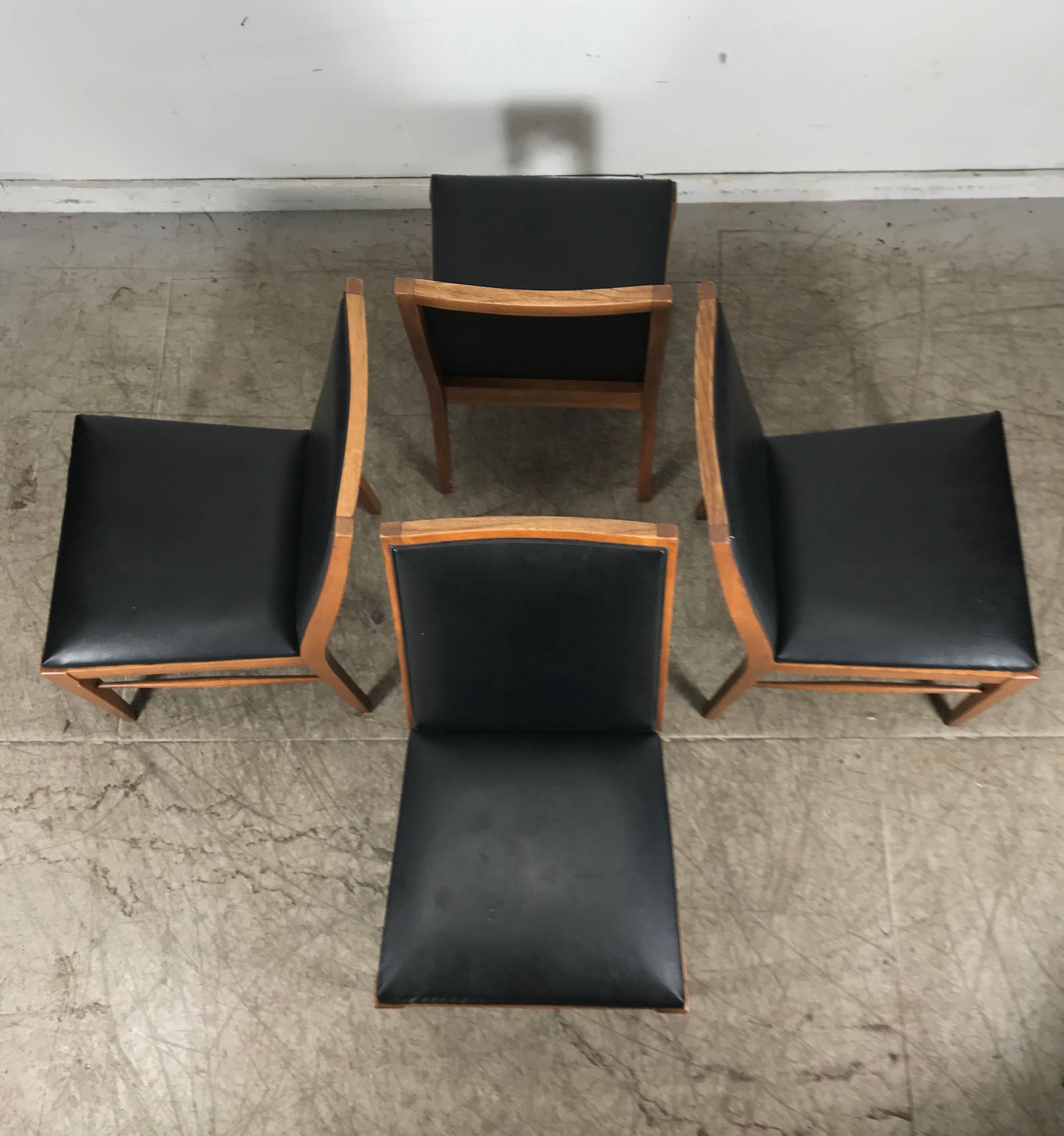 Naugahyde Ensemble de quatre chaises de salle à manger modernistes en noyer par Lane en vente