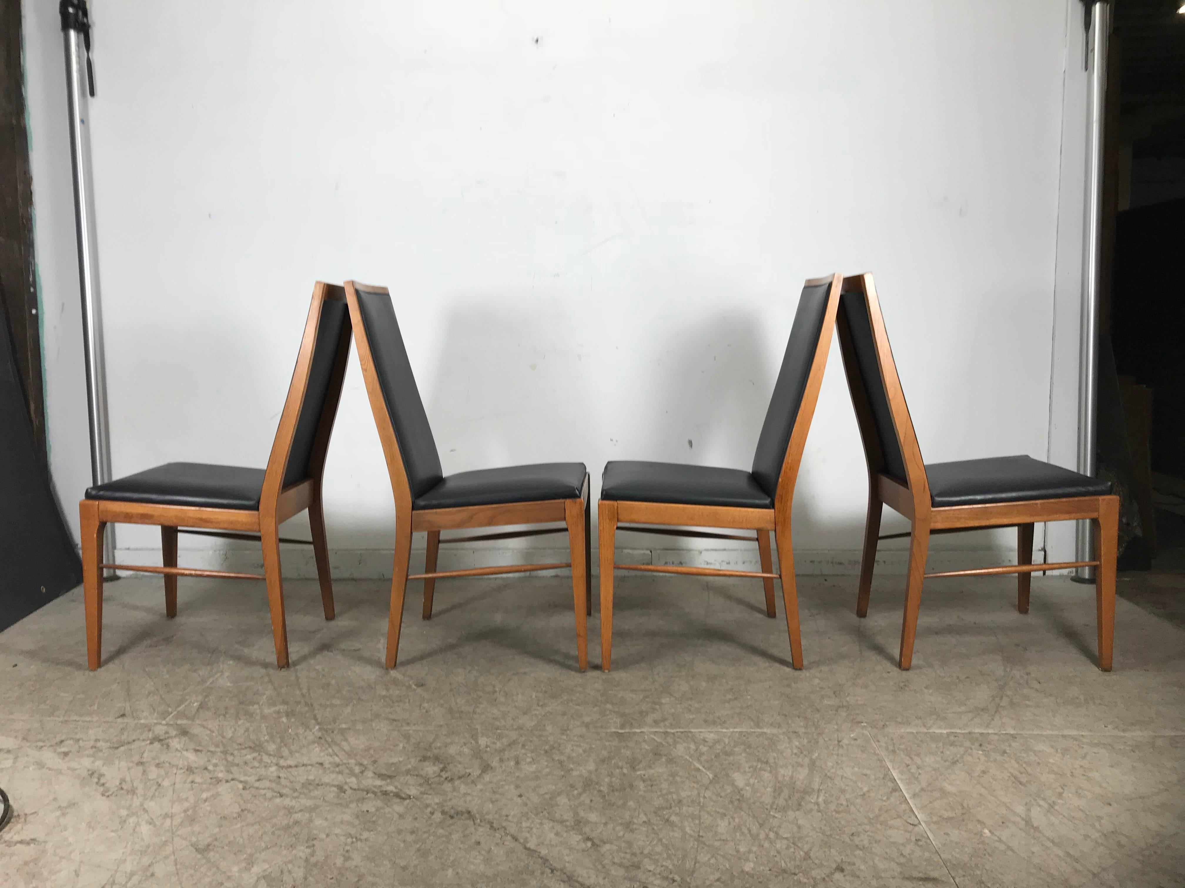 Satz von vier modernistischen Esszimmerstühlen aus Nussbaumholz von Lane im Zustand „Gut“ im Angebot in Buffalo, NY