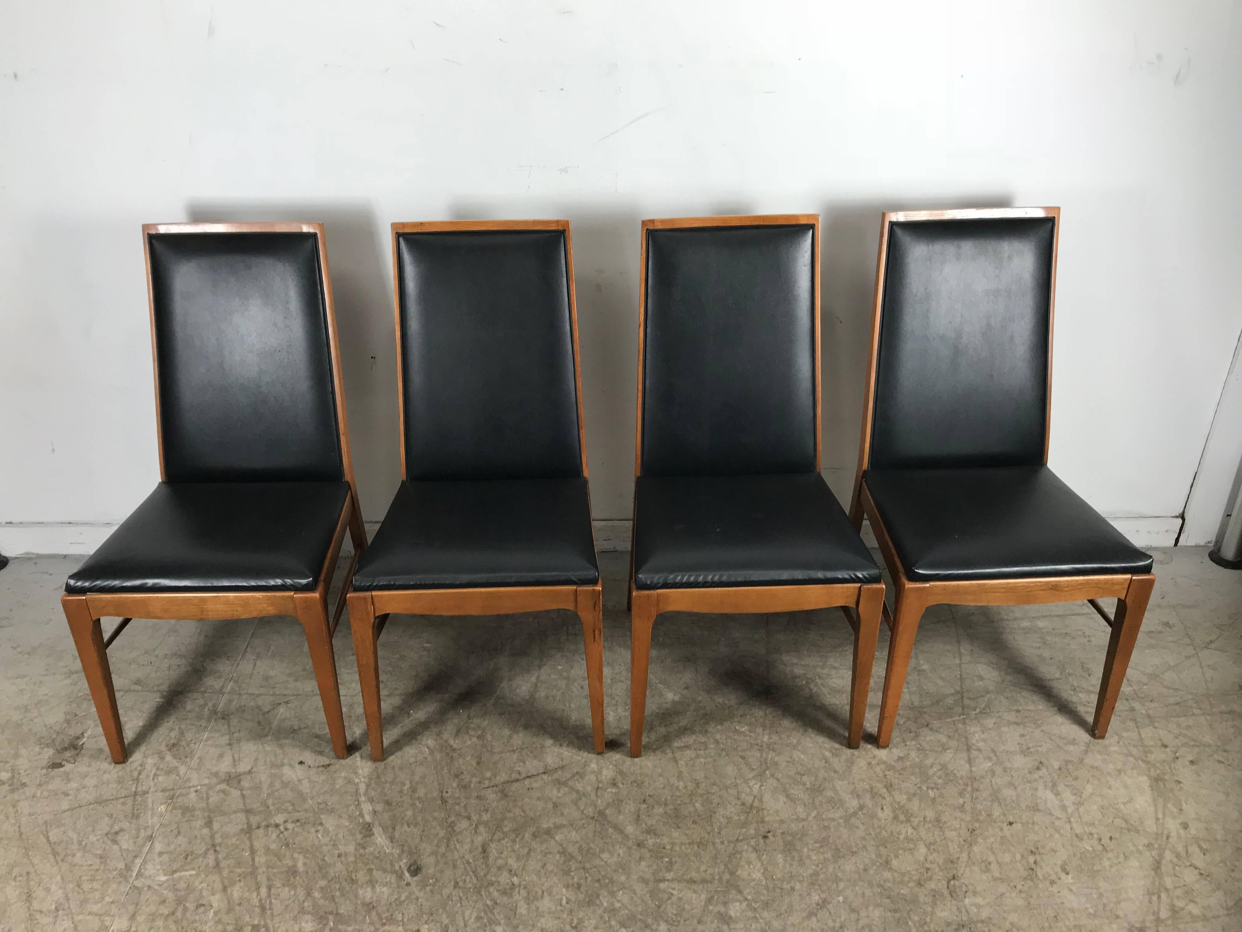 Mid-Century Modern Ensemble de quatre chaises de salle à manger modernistes en noyer par Lane en vente
