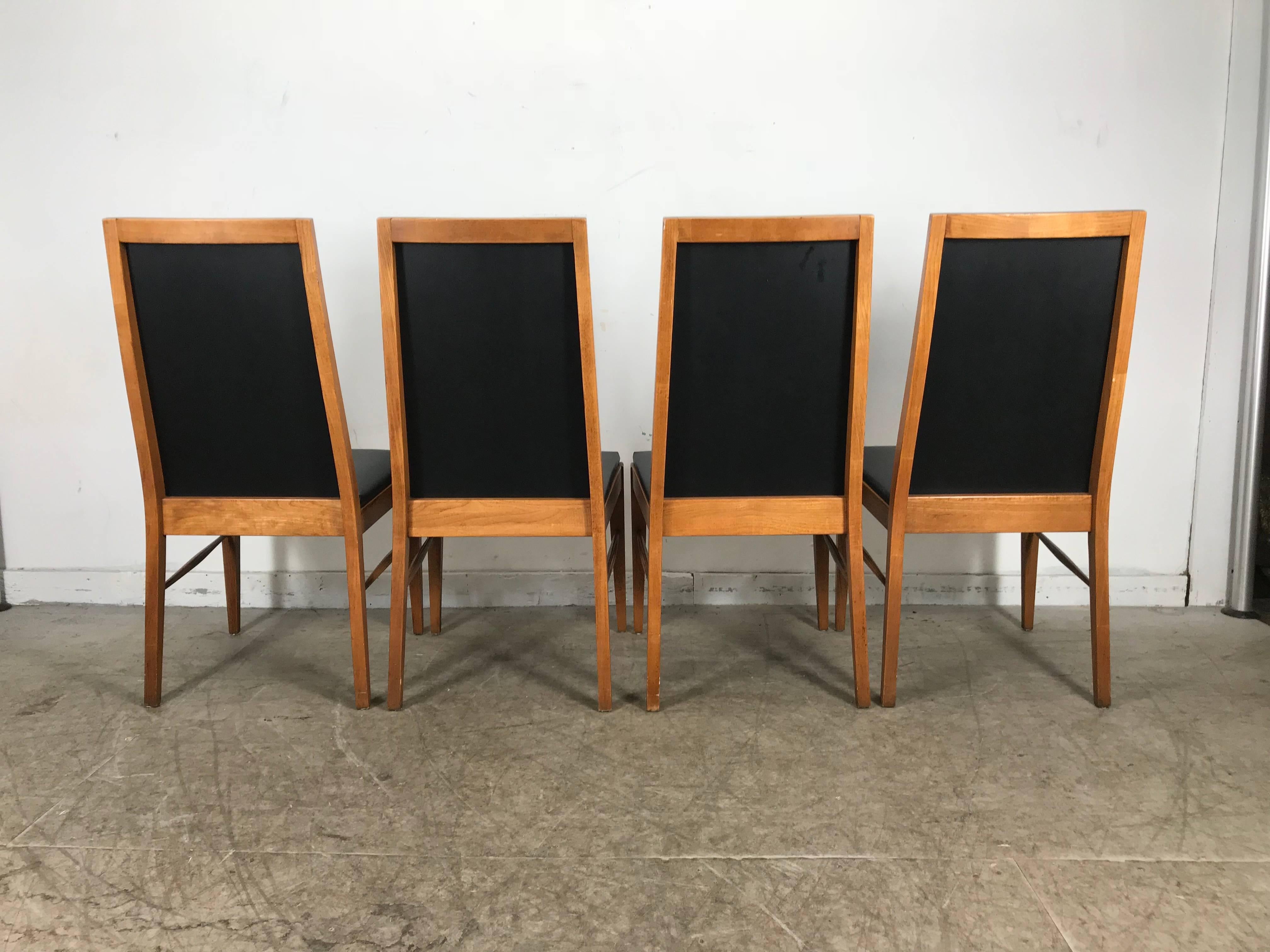 20ième siècle Ensemble de quatre chaises de salle à manger modernistes en noyer par Lane en vente