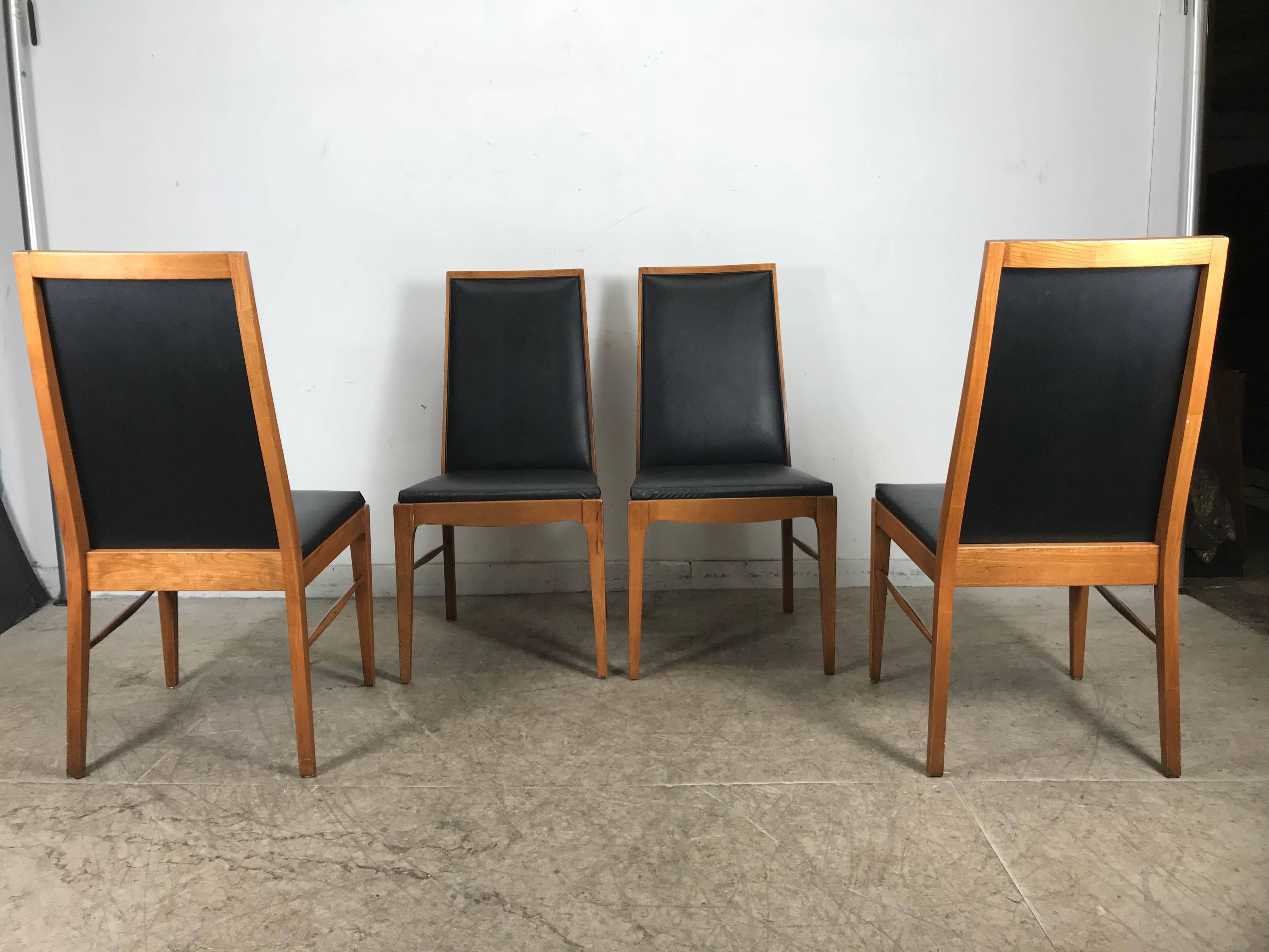 Satz von vier modernistischen Esszimmerstühlen aus Nussbaumholz von Lane (amerikanisch) im Angebot