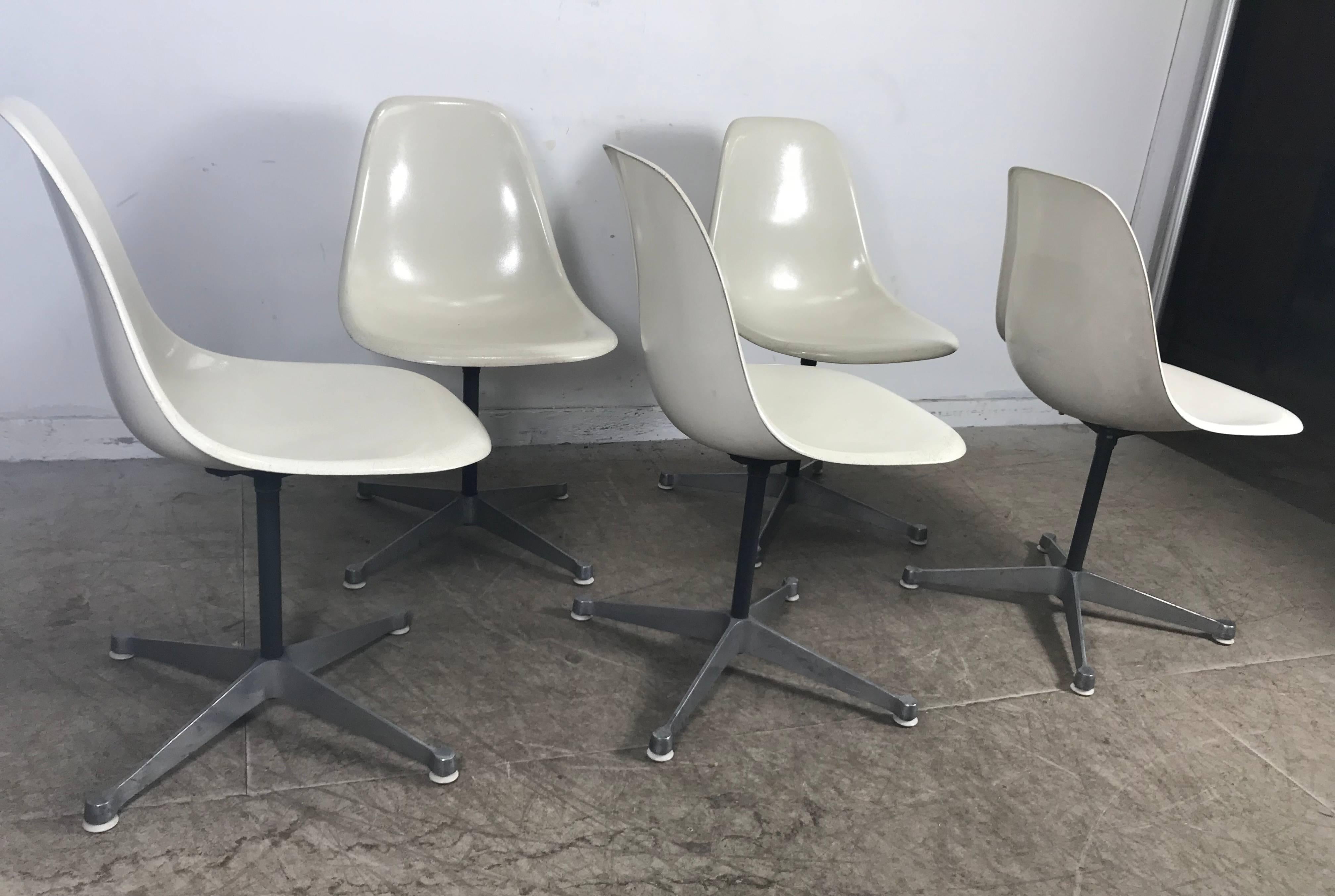 Mid-Century Modern Six chaises classiques pivotantes d'appoint en fibre de verre Charles Eames, Herman Miller en vente