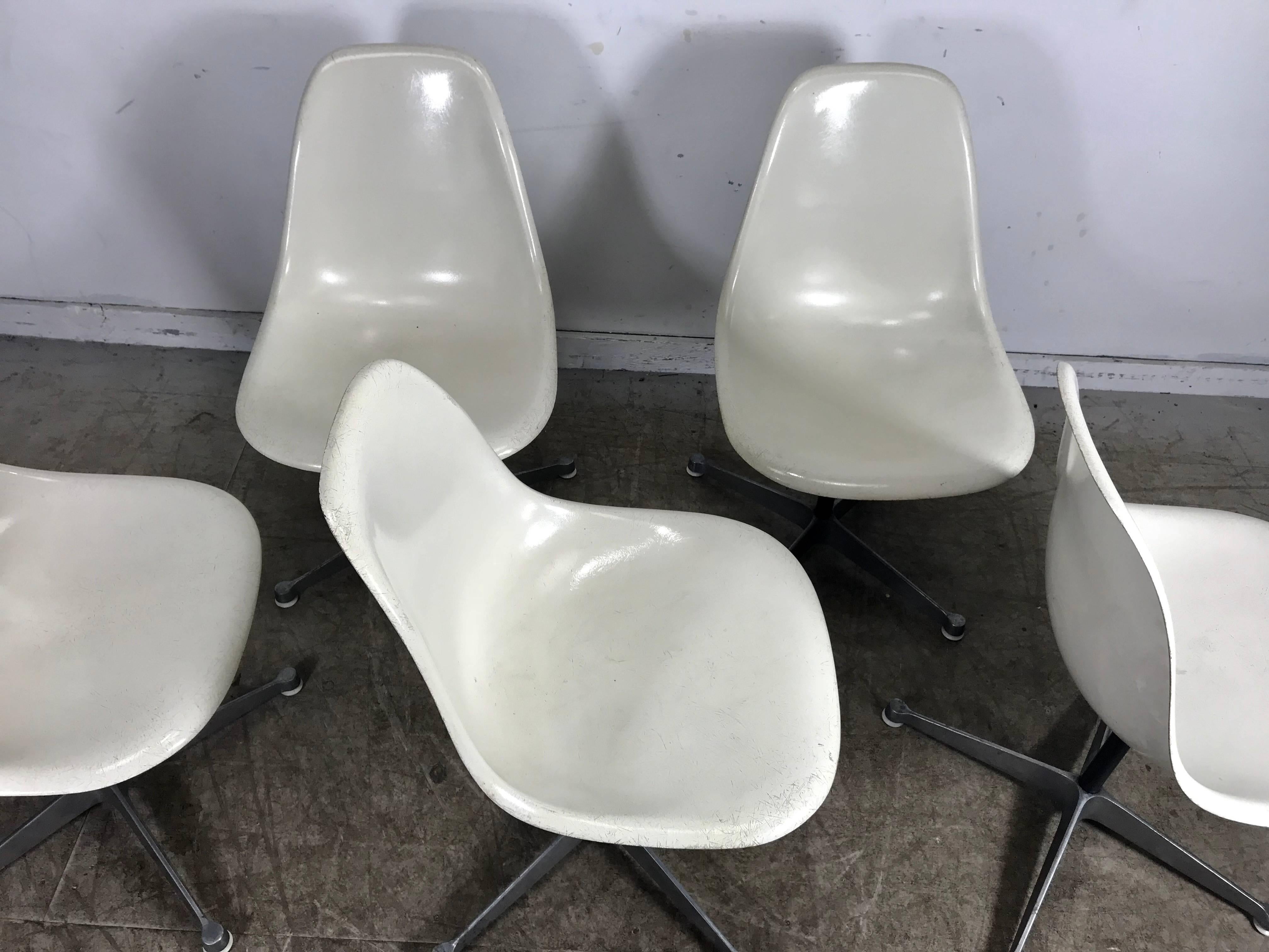 Sechs klassische drehbare Muschelstühle aus Fiberglas Charles Eames, Herman Miller im Zustand „Gut“ in Buffalo, NY