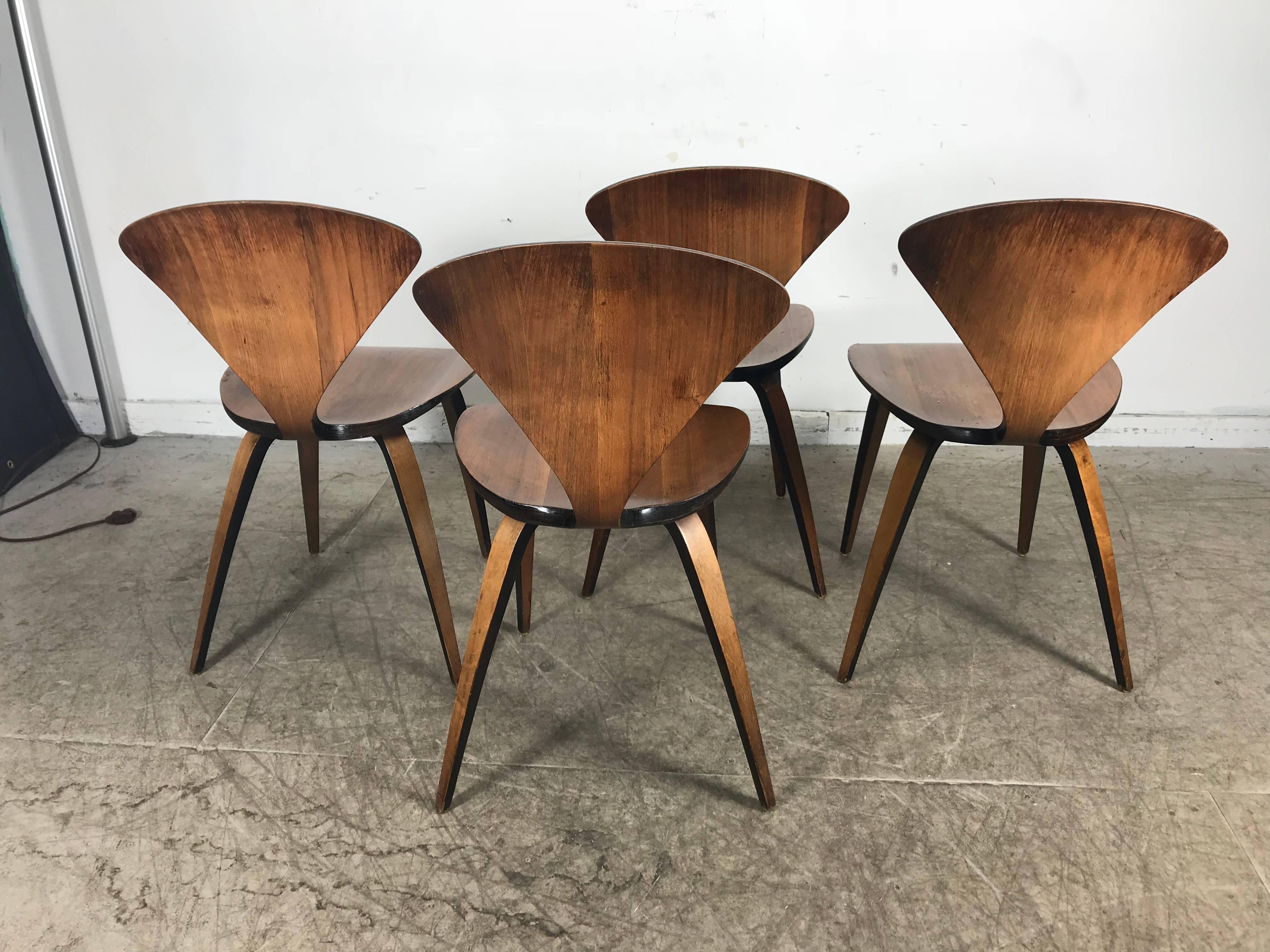 Set of Four Classic Modern Plywood Side Chairs by Norman Cherner for Plycraft In Good Condition In Buffalo, NY