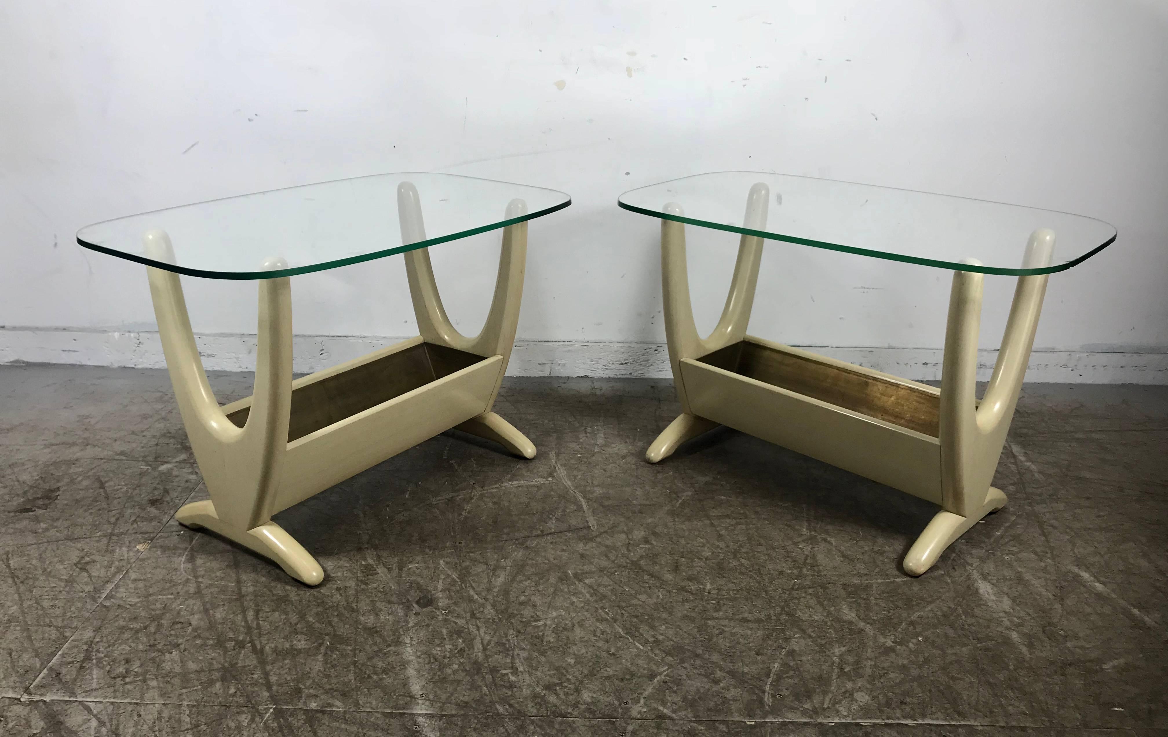 Pareja de mesas auxiliares de mediados de siglo con jardineras de Adrian Pearsall Estadounidense en venta