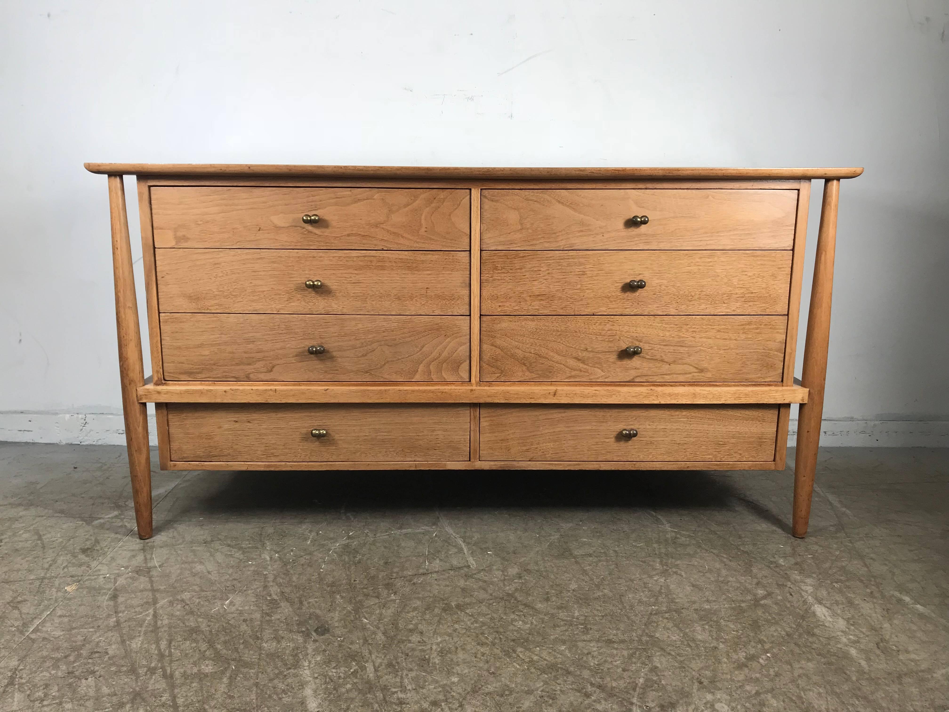 Modernist cerused oak eight-drawer dresser by Leopold Furniture wonderful architectural design superior quality and construction, dove tail joinery
Brass hand pulls hand delivery avail to New York City or anywhere en route from Buffalo NY.