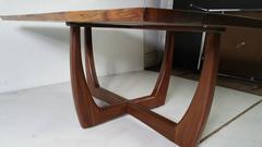 Modernistischer Couchtisch aus gemasertem Nussbaumholz mit freier Kante, Griff Logan