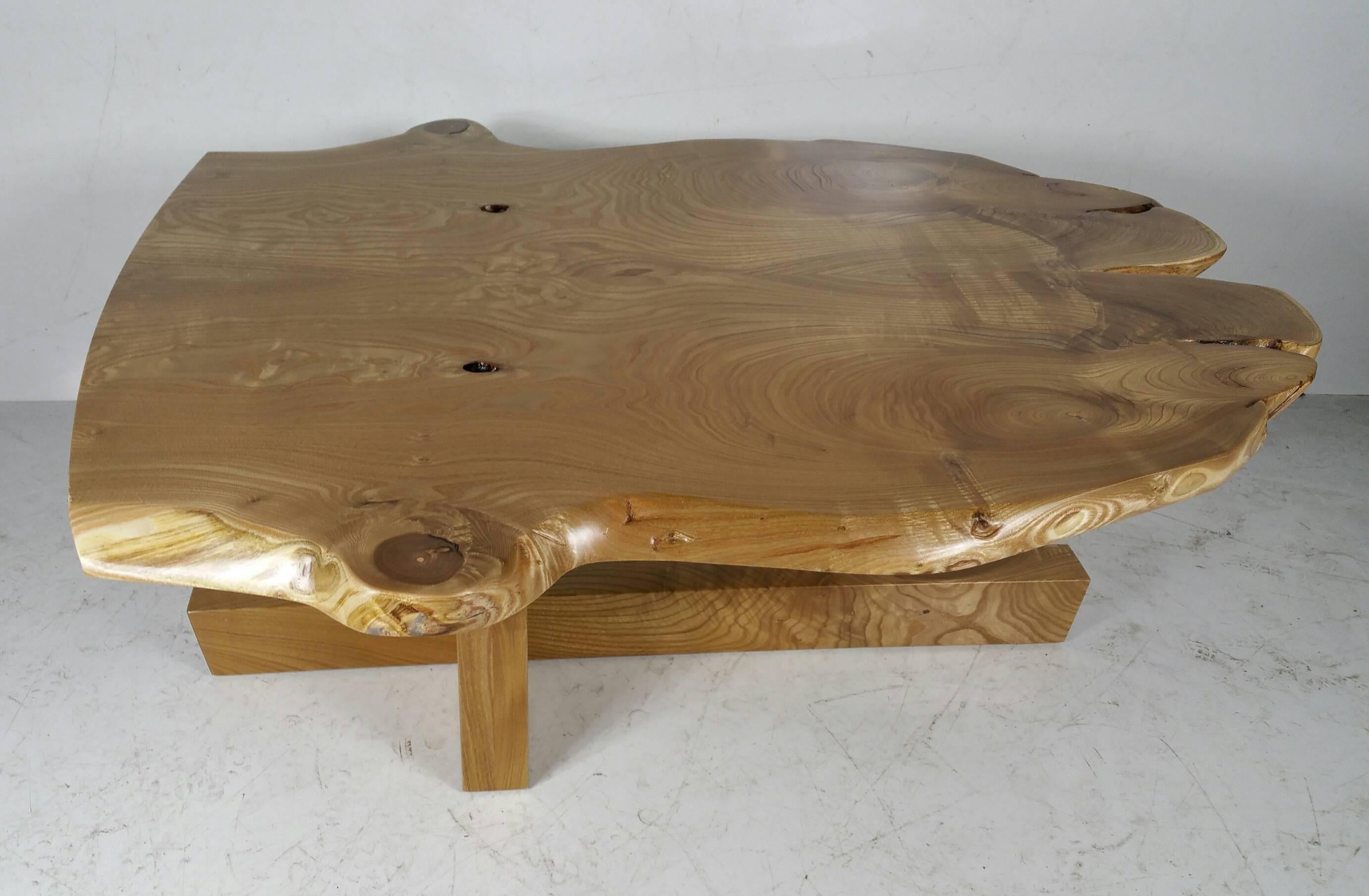 Mid-Century Modern Table basse moderniste en bois Catalpa figuré de Griff Logan en vente