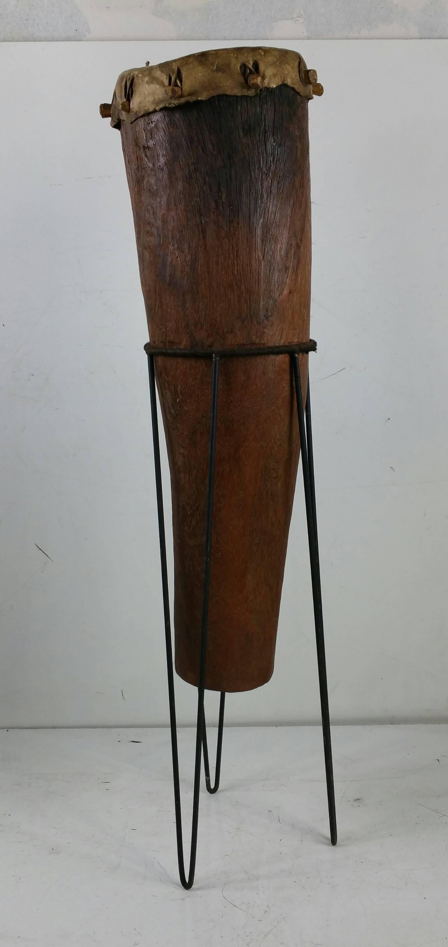 Tambour africain ancien, fabriqué à la main, support en fer moderniste, fonctionnel, son étonnant et belle sculpture.