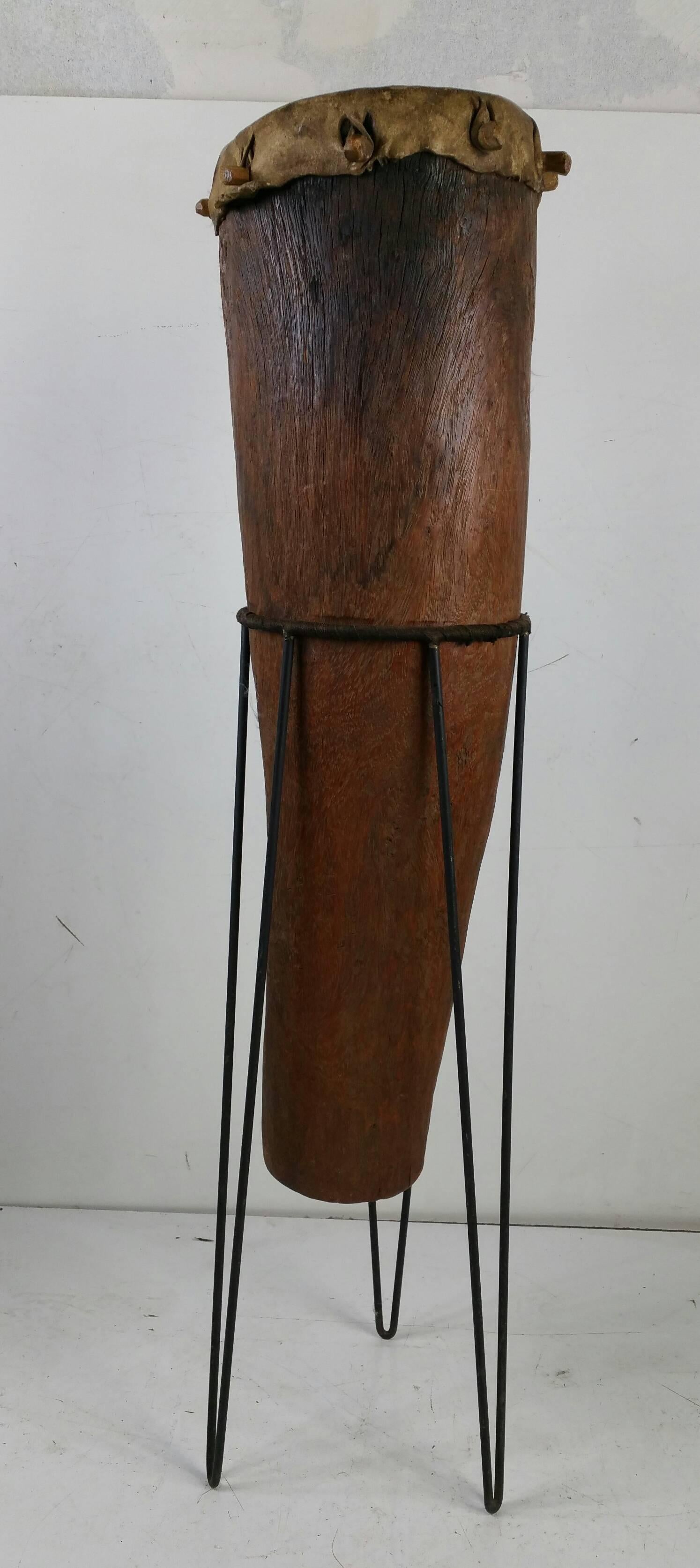 Congolais Tambour africain sculptural moderniste, support en fer métallique en vente