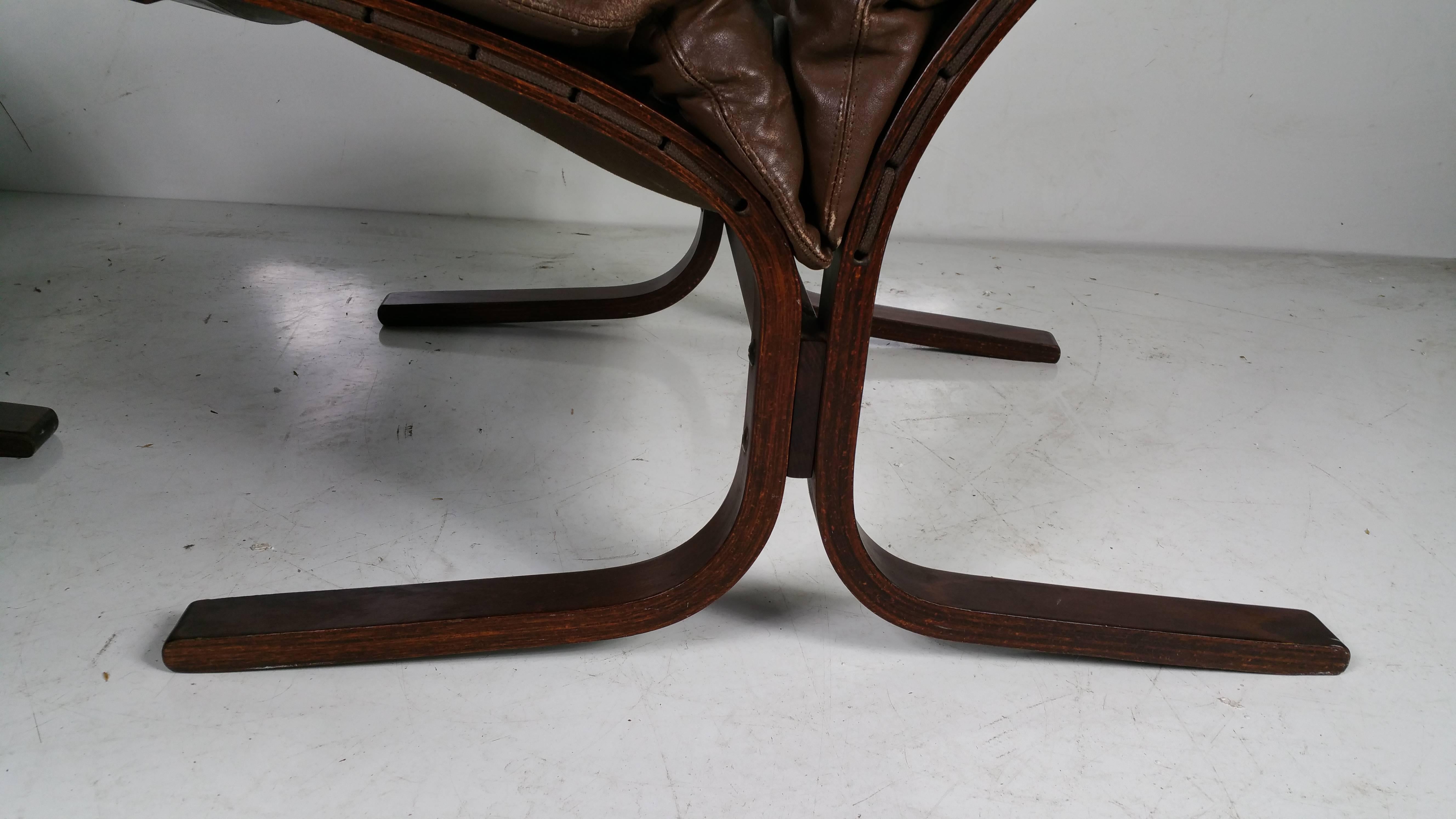 Pair of Rosewood-Framed Leather Siesta Chairs, Westnofa of Norway In Good Condition In Buffalo, NY