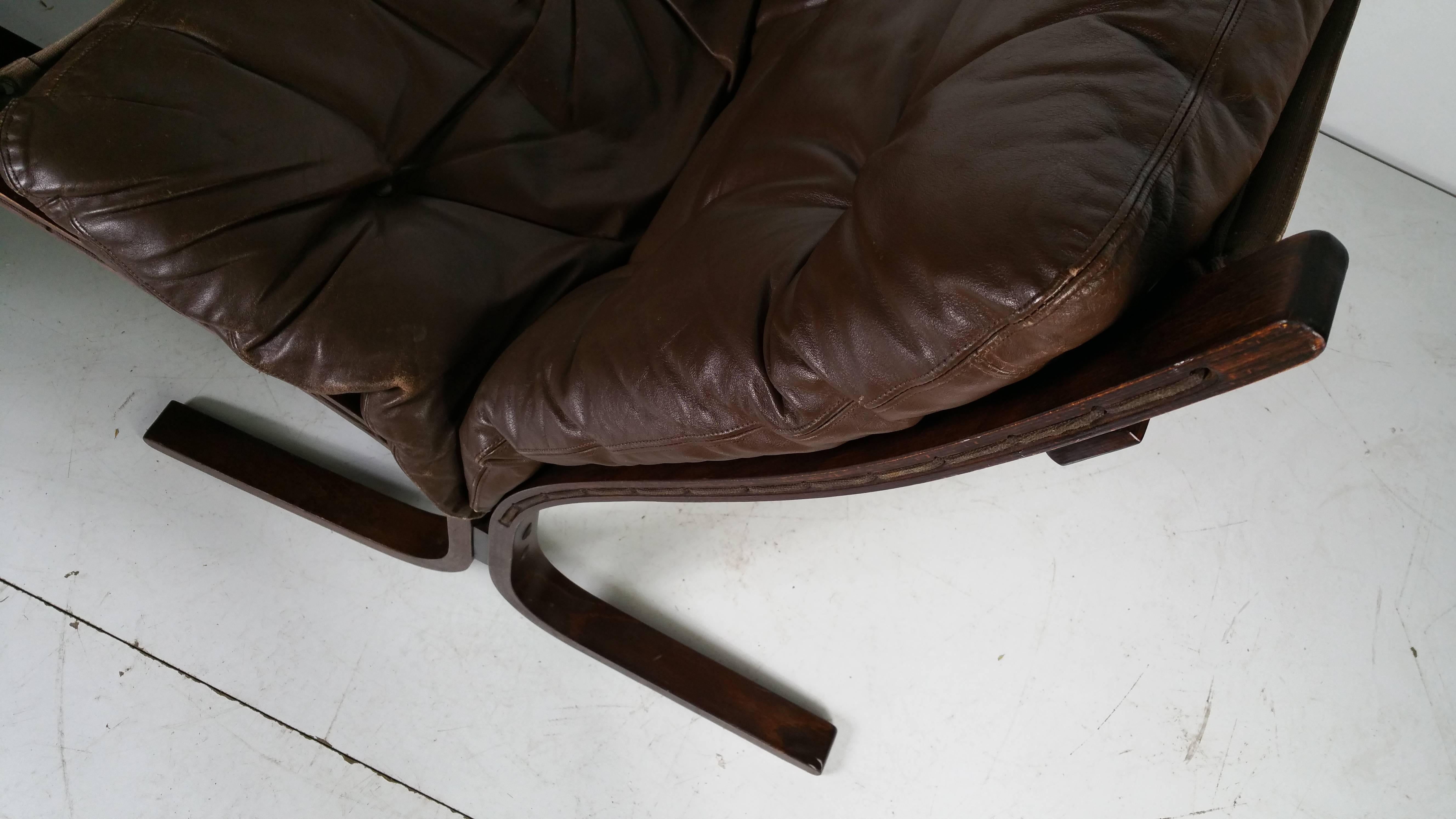 Norwegian Pair of Rosewood-Framed Leather Siesta Chairs, Westnofa of Norway