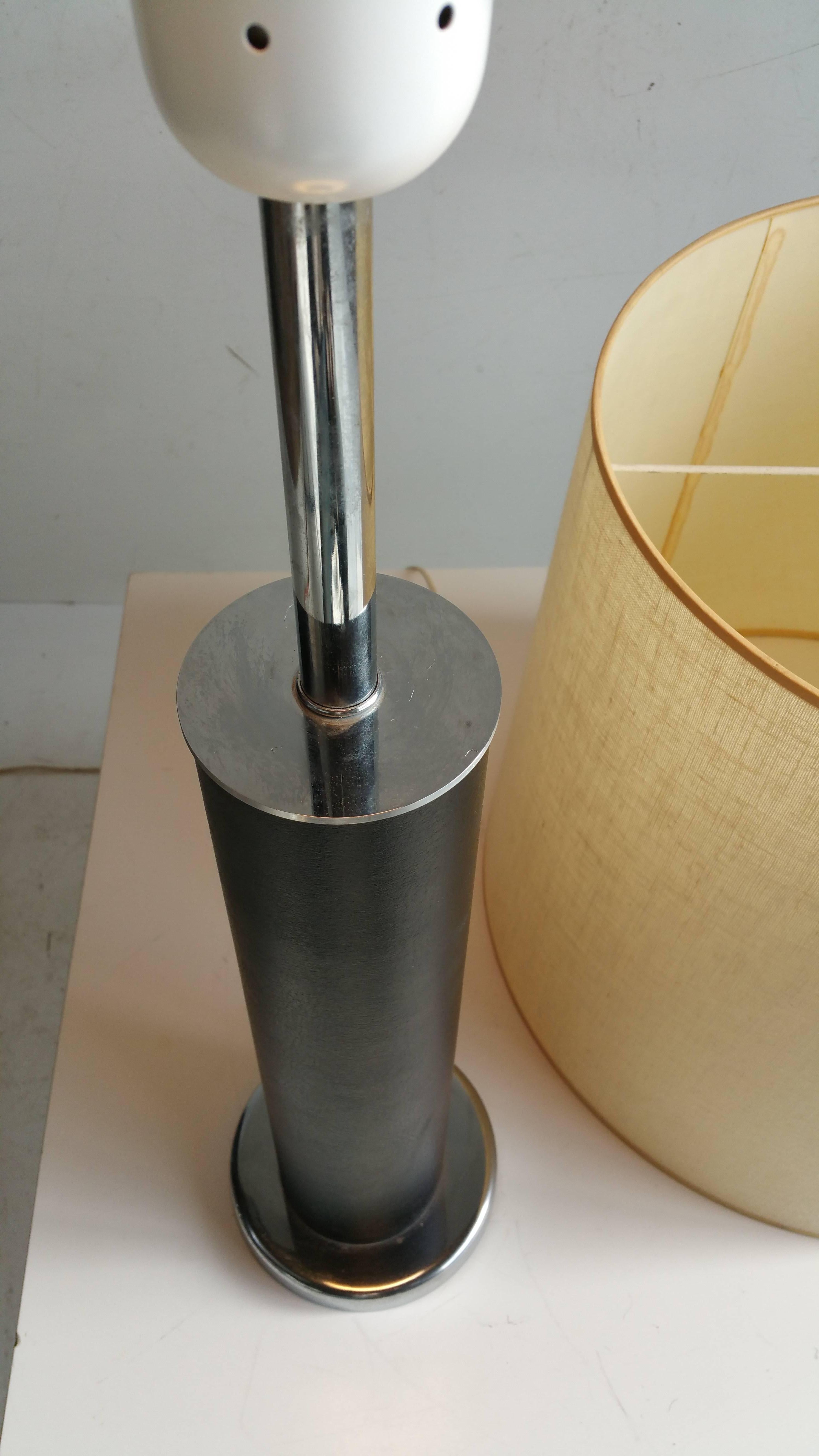 Américain Rare table en cuir enveloppée et chromée fabriquée par Nessen Studios en vente