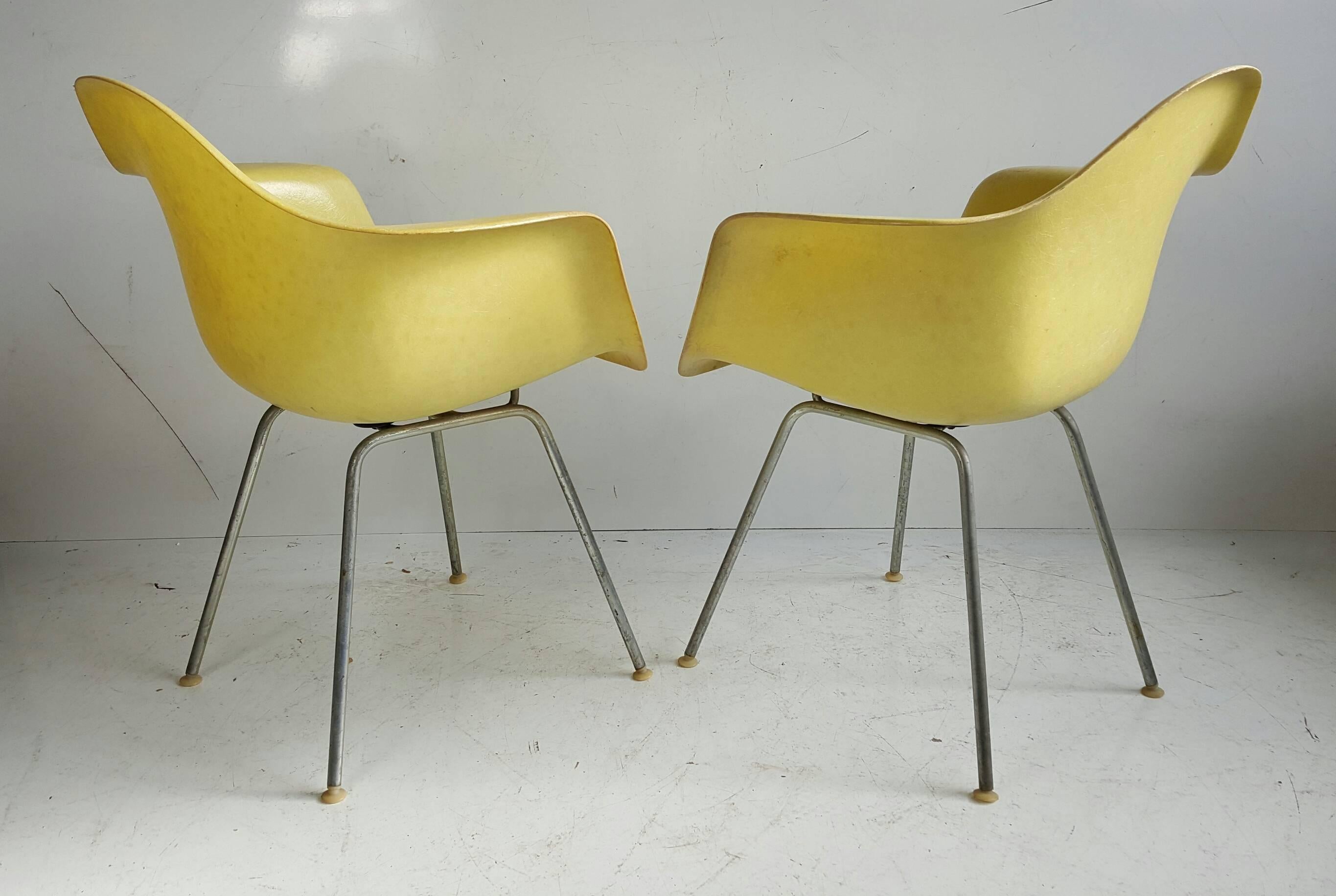 Américain Paire de fauteuils coquillages « translucides » Charles et Ray Eames en vente