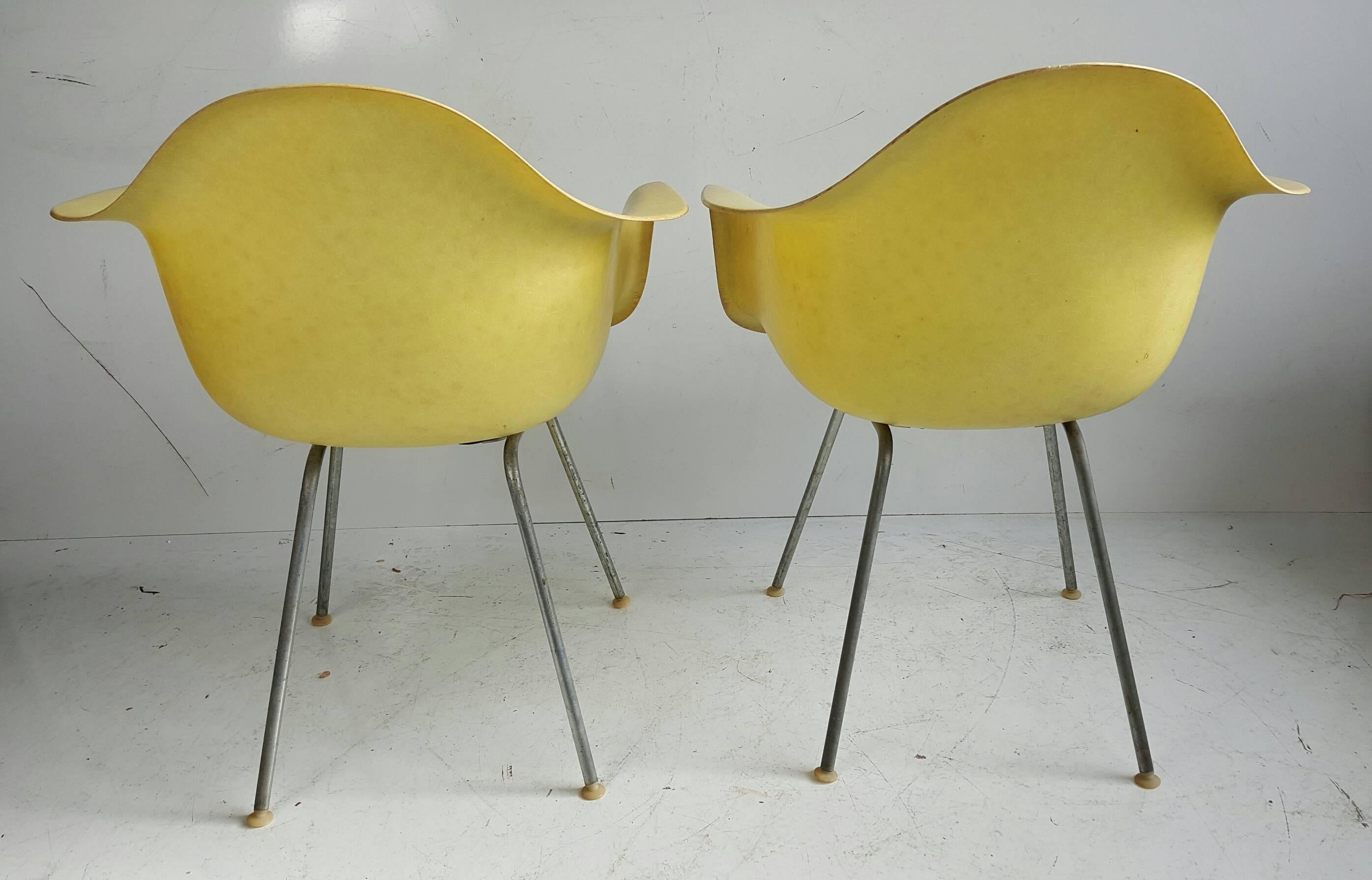 20ième siècle Paire de fauteuils coquillages « translucides » Charles et Ray Eames en vente