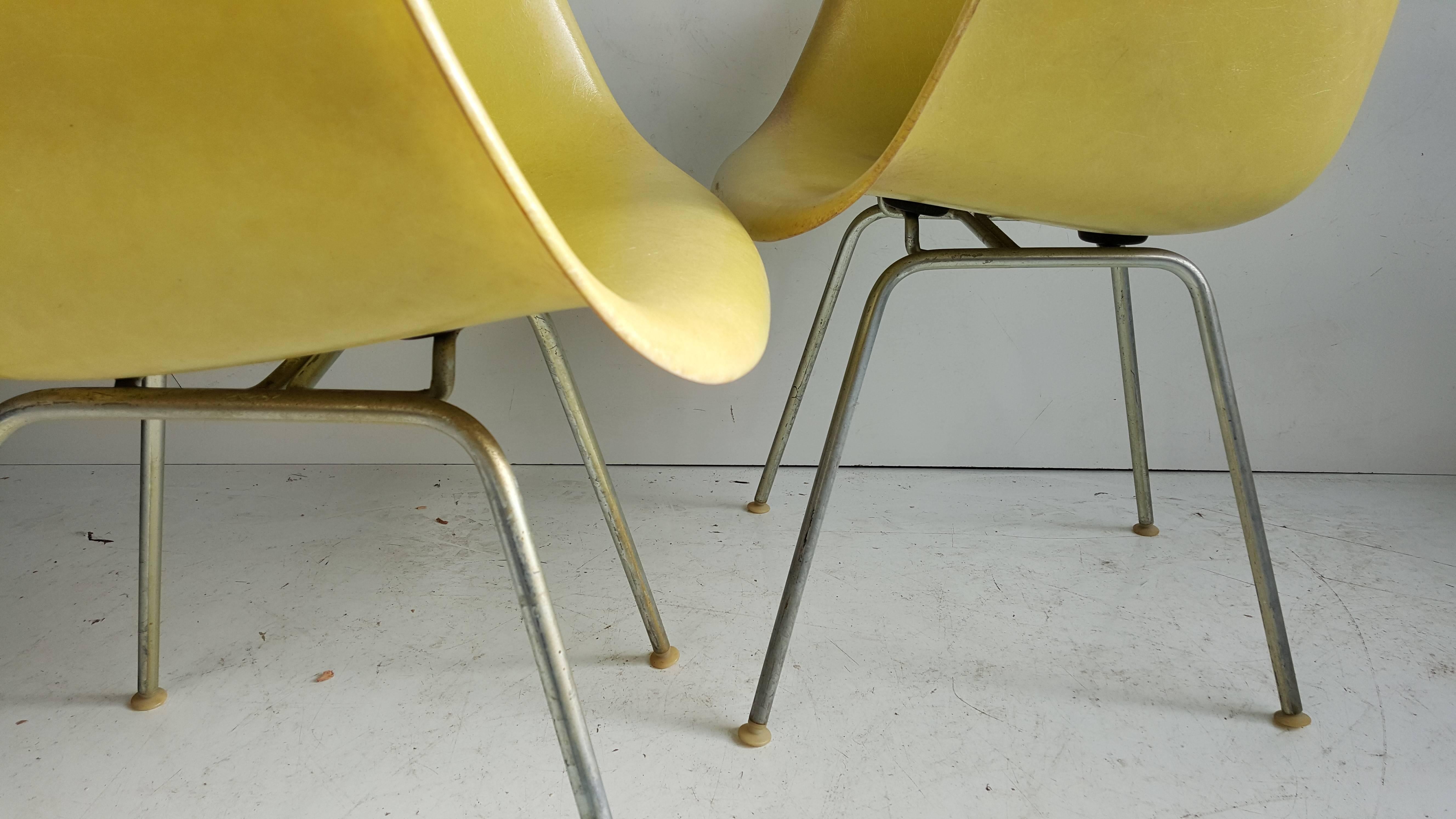 Américain Paire de fauteuils coquillages « translucides » Charles et Ray Eames en vente