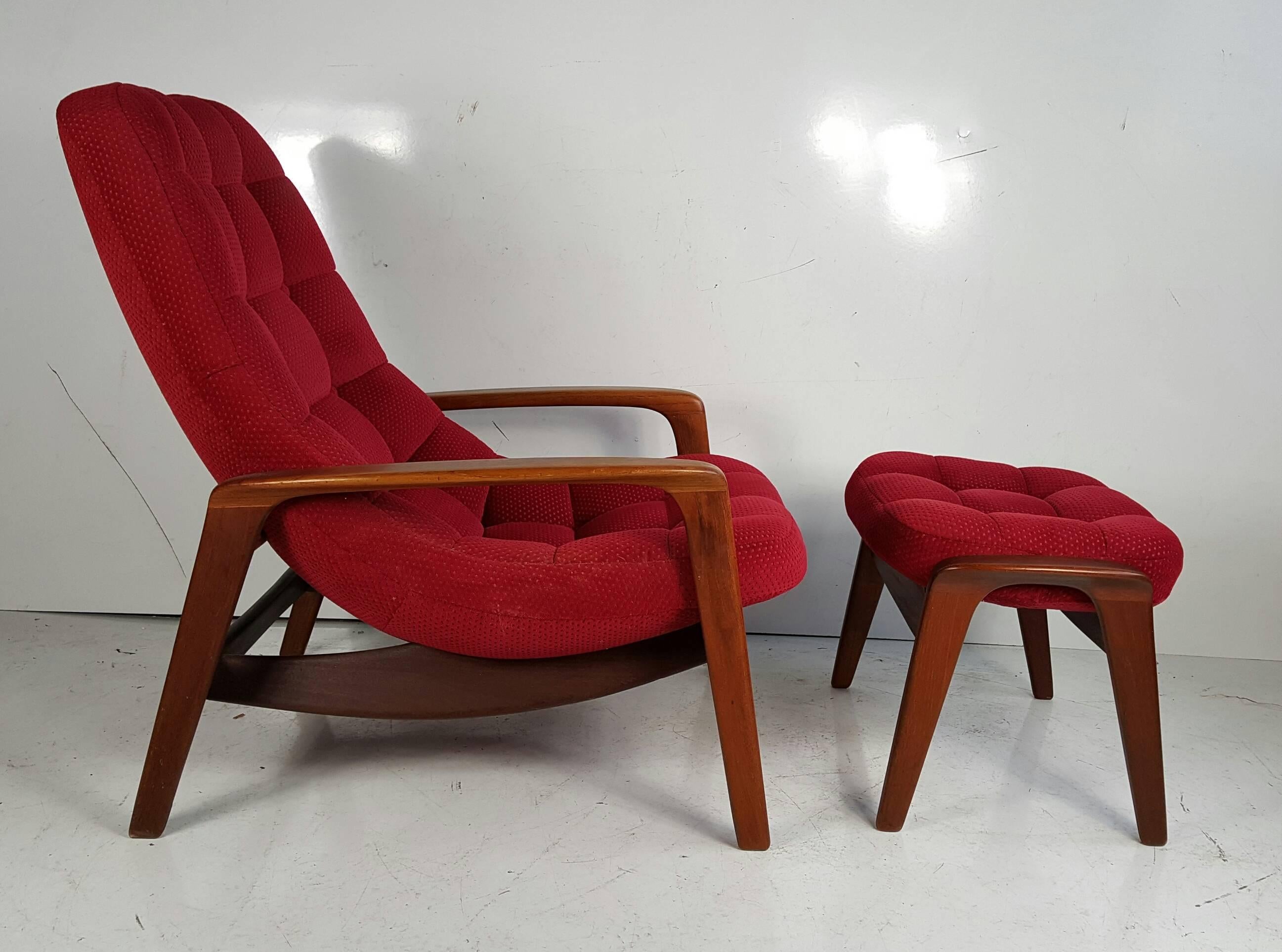  Heavy and well made teak lounge chair, designed by R. Huber and manufactured in Canada. It features a sculpted upholstered fiberglass seat with a solid teak frame.Classic Mid Century Modern design..