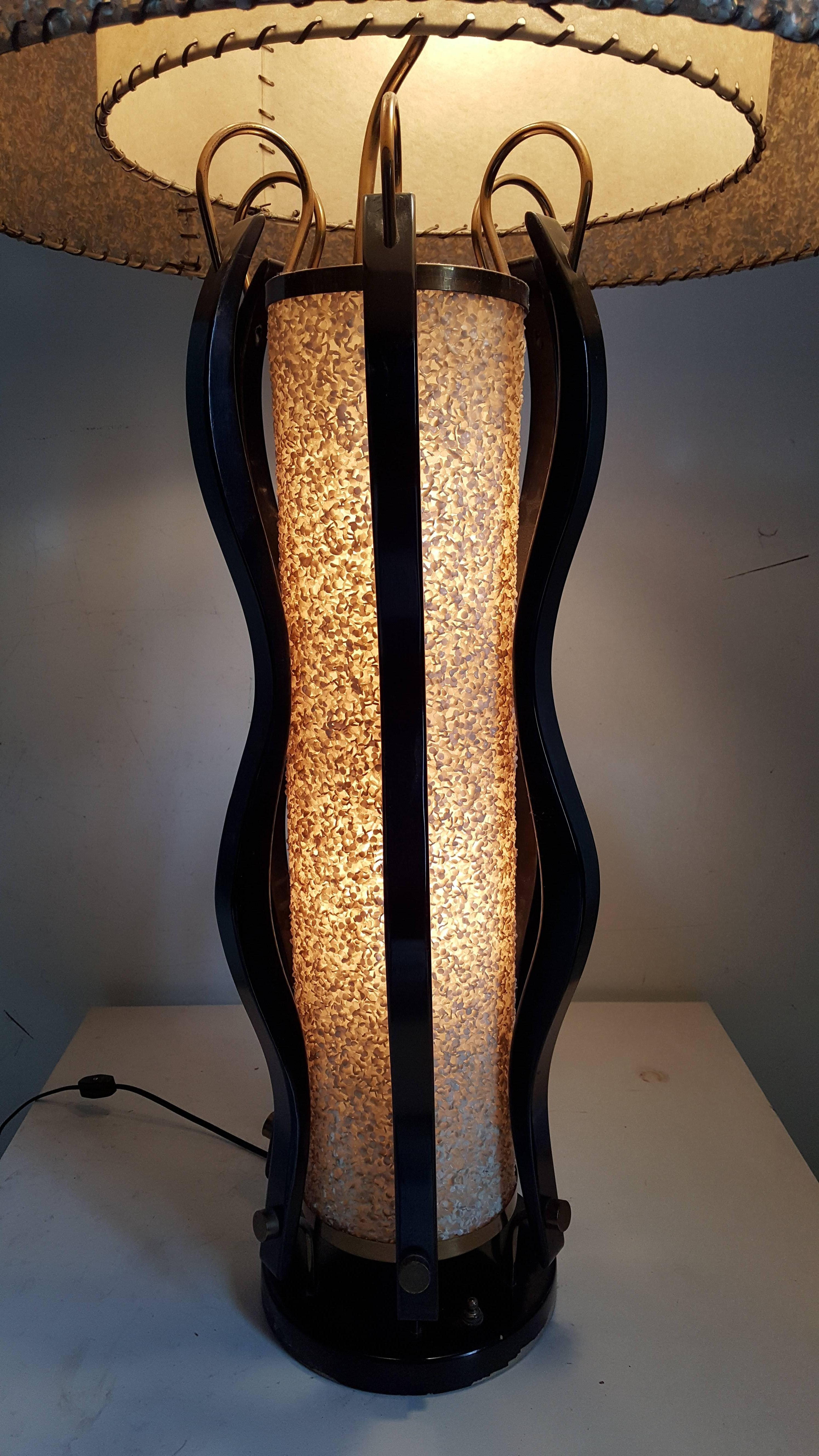 Large Mid-Century Modern Majestic Table Lamp In Good Condition In Buffalo, NY