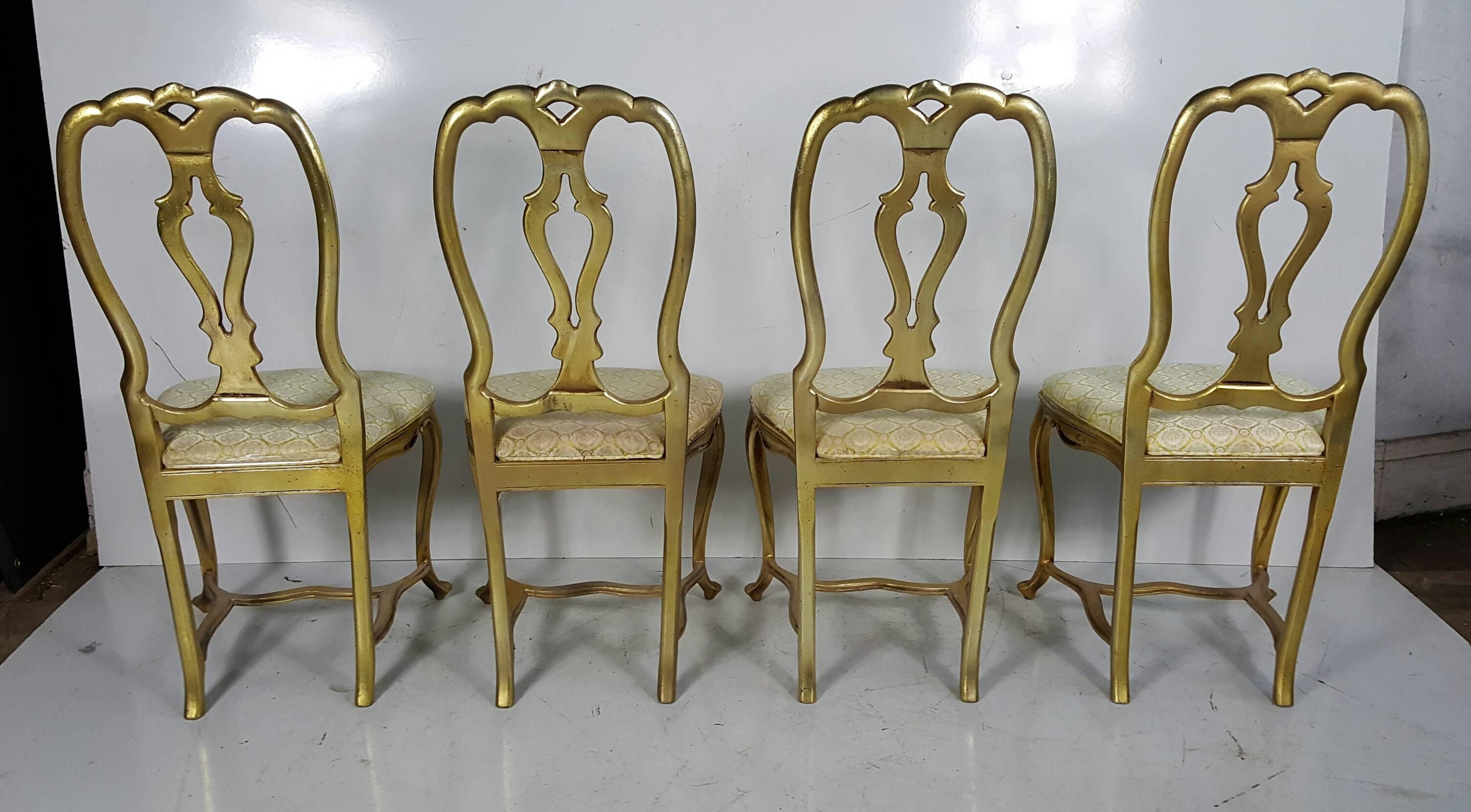 Ensemble de quatre chaises de style rococo en aluminium doré sur pieds cabriole 1960