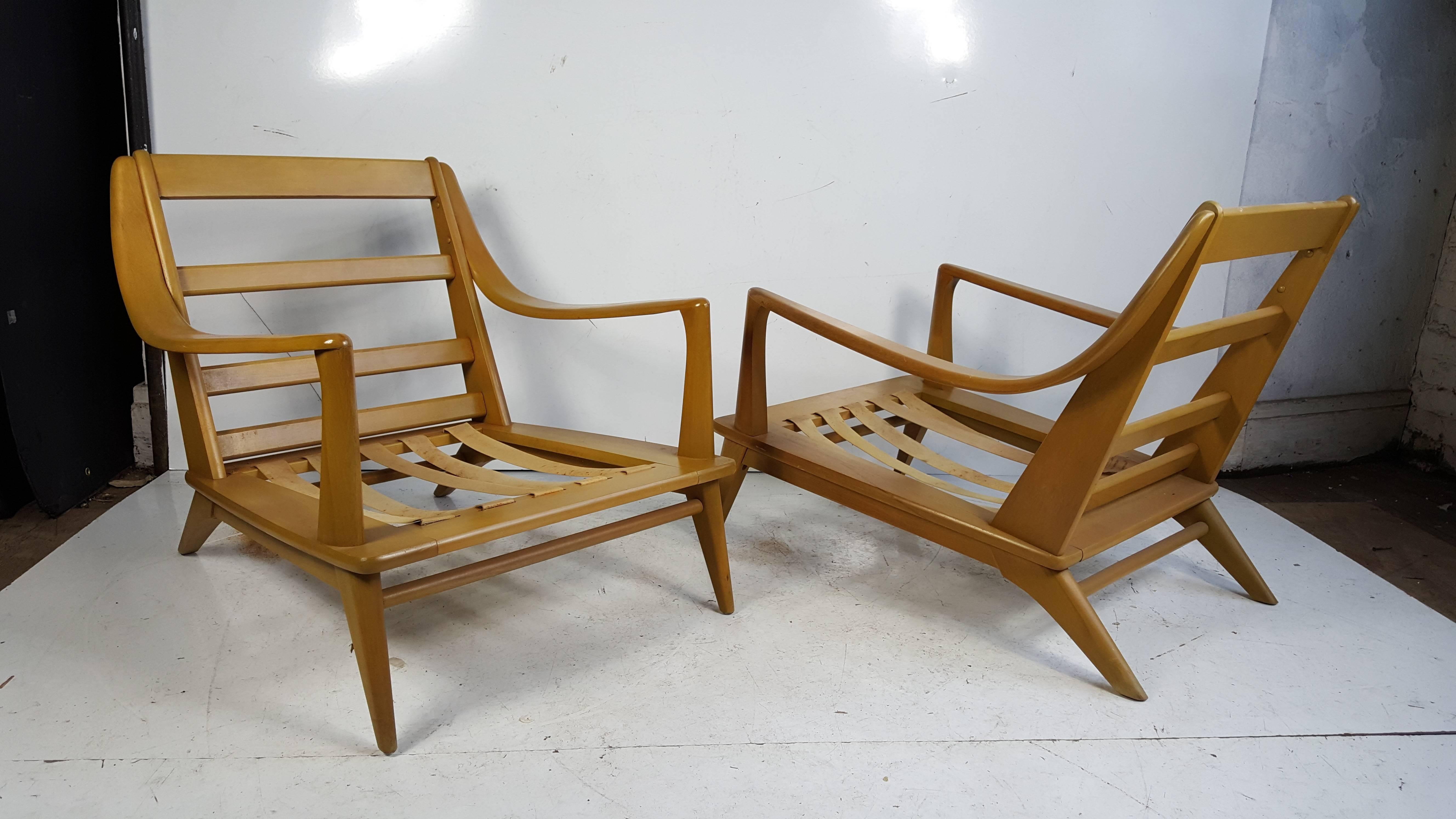 Mid-Century Modern Pair of Streamline Modern Lounge Chairs Heywood-Wakefield