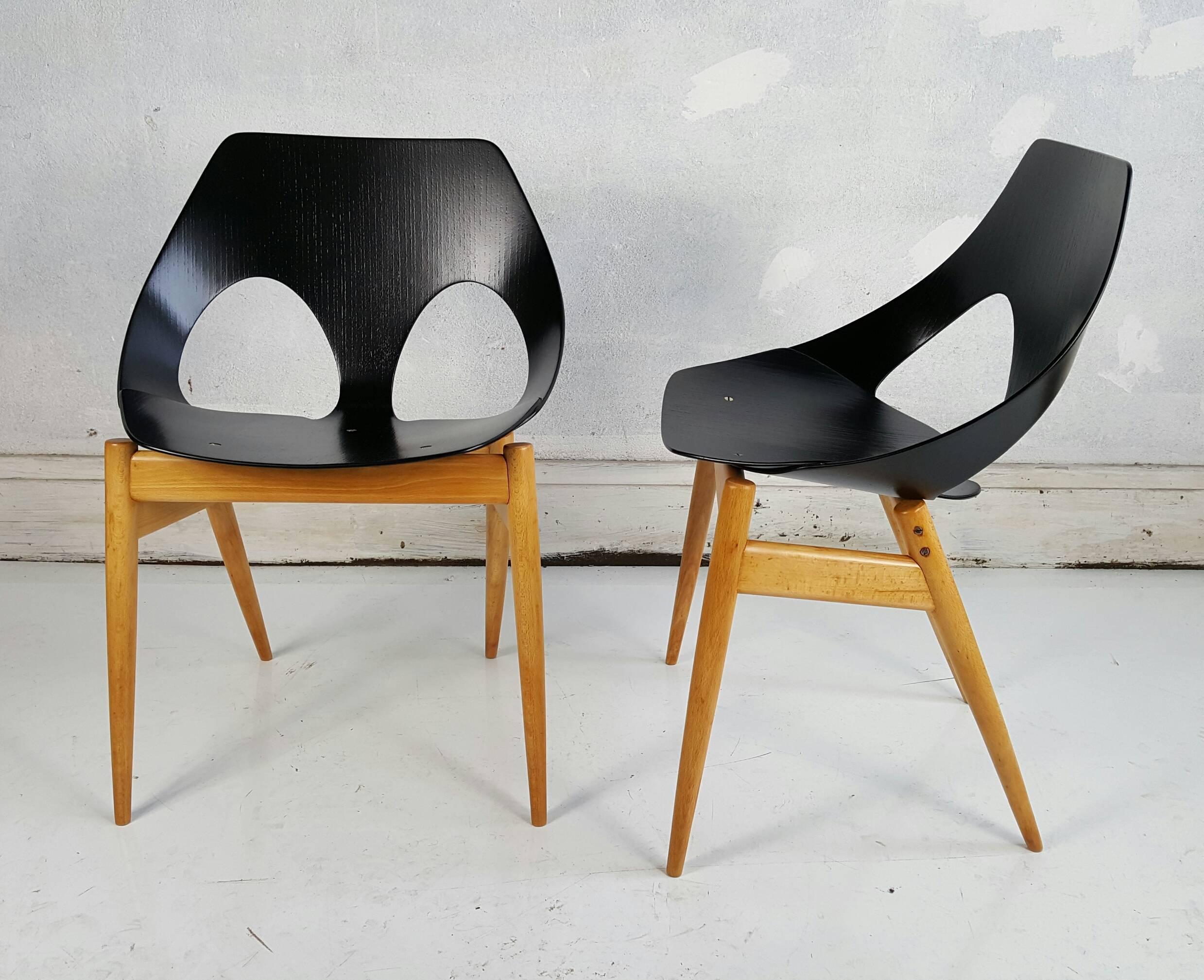 The Jason chair was designed by the Danish designer Carl Jacobs but was manufactured by Kandya, a British firm. This lightweight, stackable, chair has gently tapering splayed wooden legs that are typical of Danish design of the period. The seat and