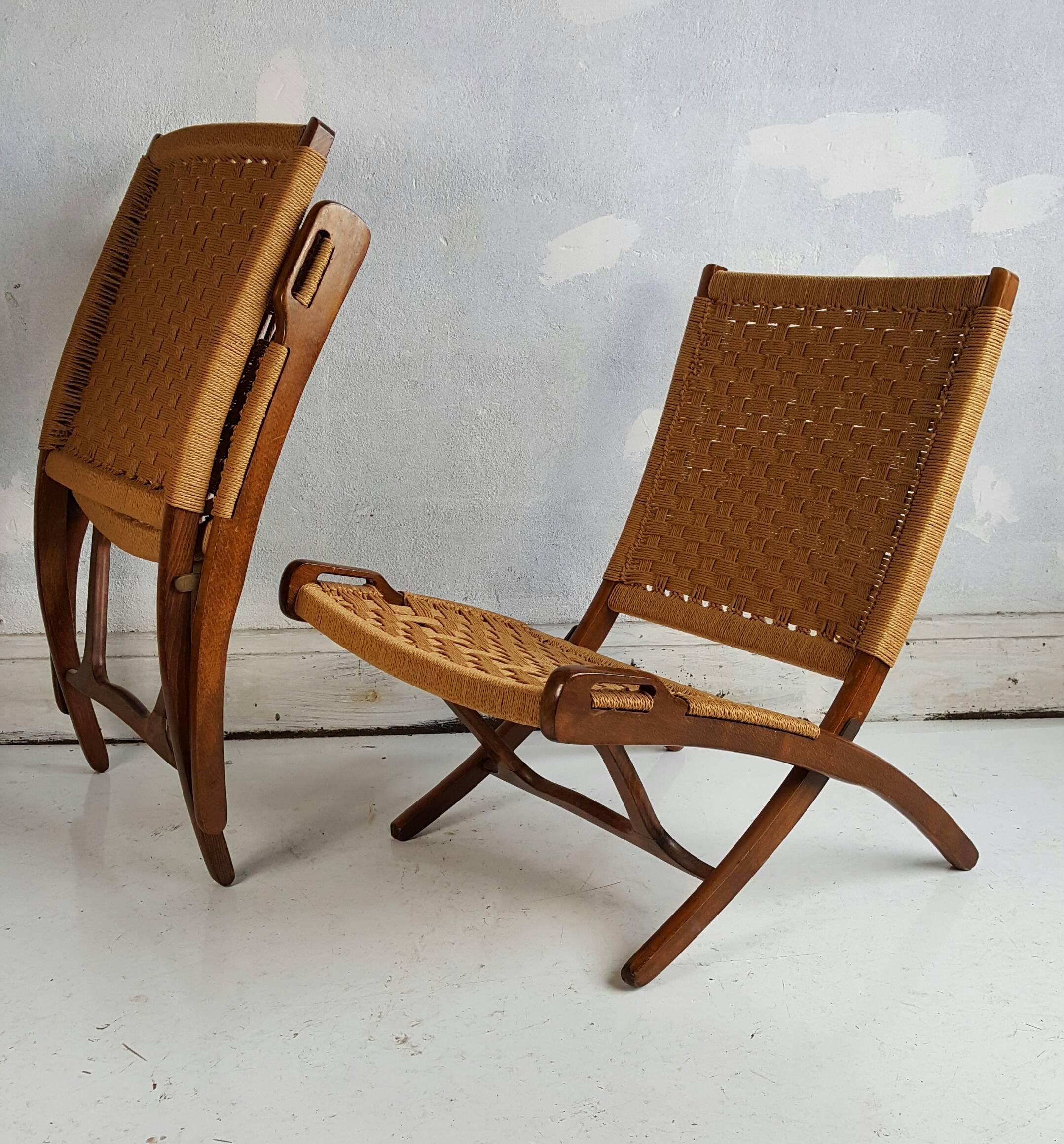 Mid-Century Modern Pair of Hans J. Wegner Style Folding Chairs, Classic Cane and Walnut
