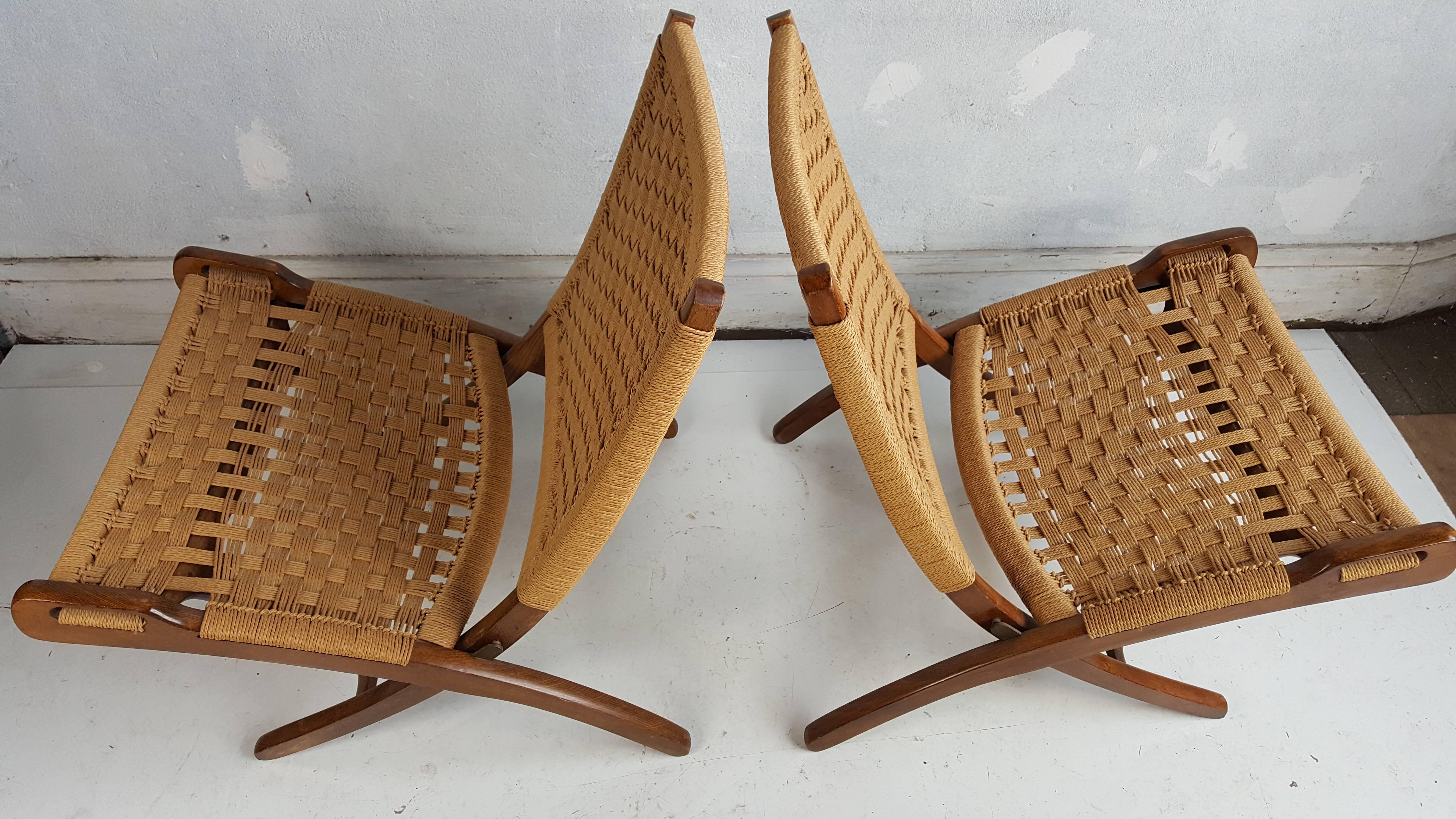 Pair of Hans J. Wegner Style Folding Chairs, Classic Cane and Walnut In Excellent Condition In Buffalo, NY