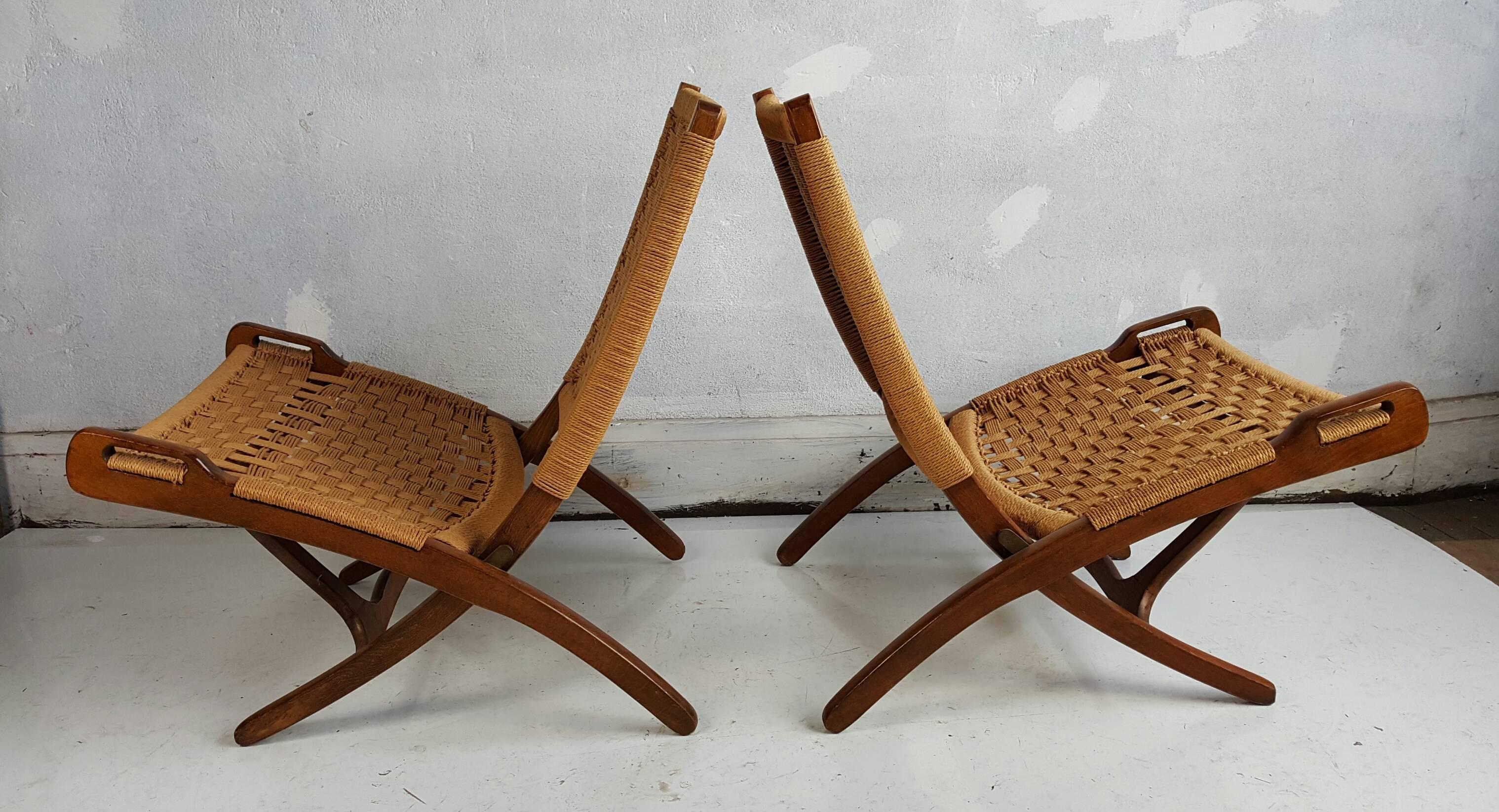 Classic matched pair of folding chairs No. 512, structure forming two arcs, seat fitted with flat butts in front, Miss shaped sliding seat support mobile spacer into the inner edges of the seat dug for this purpose, caned seat and back (original)