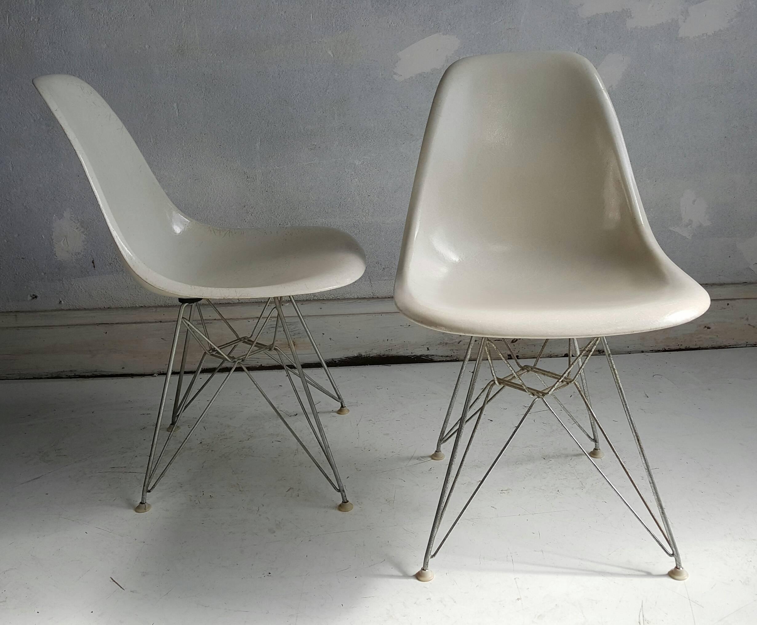 Pair of Eames shell chairs on original eiffel bases, Charles and Ray Eames, Herman Miller, Elegant, Classic pure white fiberglass side scoop. Zinc eiffel metal base, retain all eight plastic foot glides.