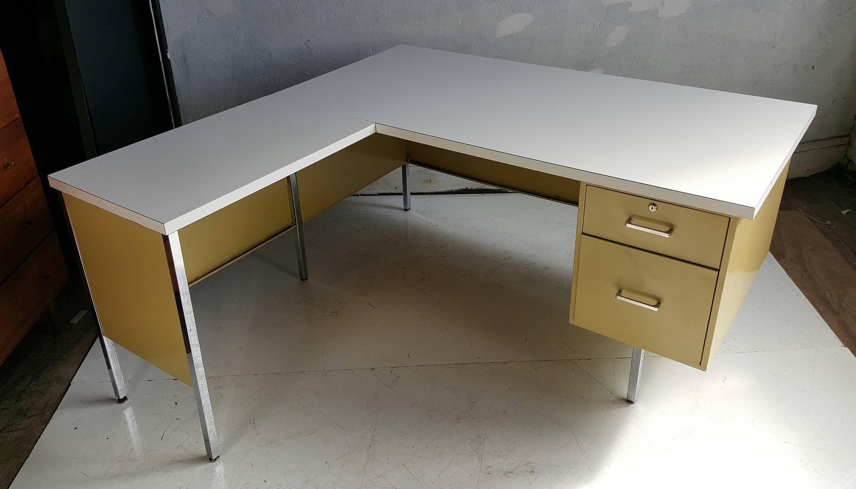 Classic Mid-Century Metal L-Shape Desk Made by Designcraft In Good Condition In Buffalo, NY
