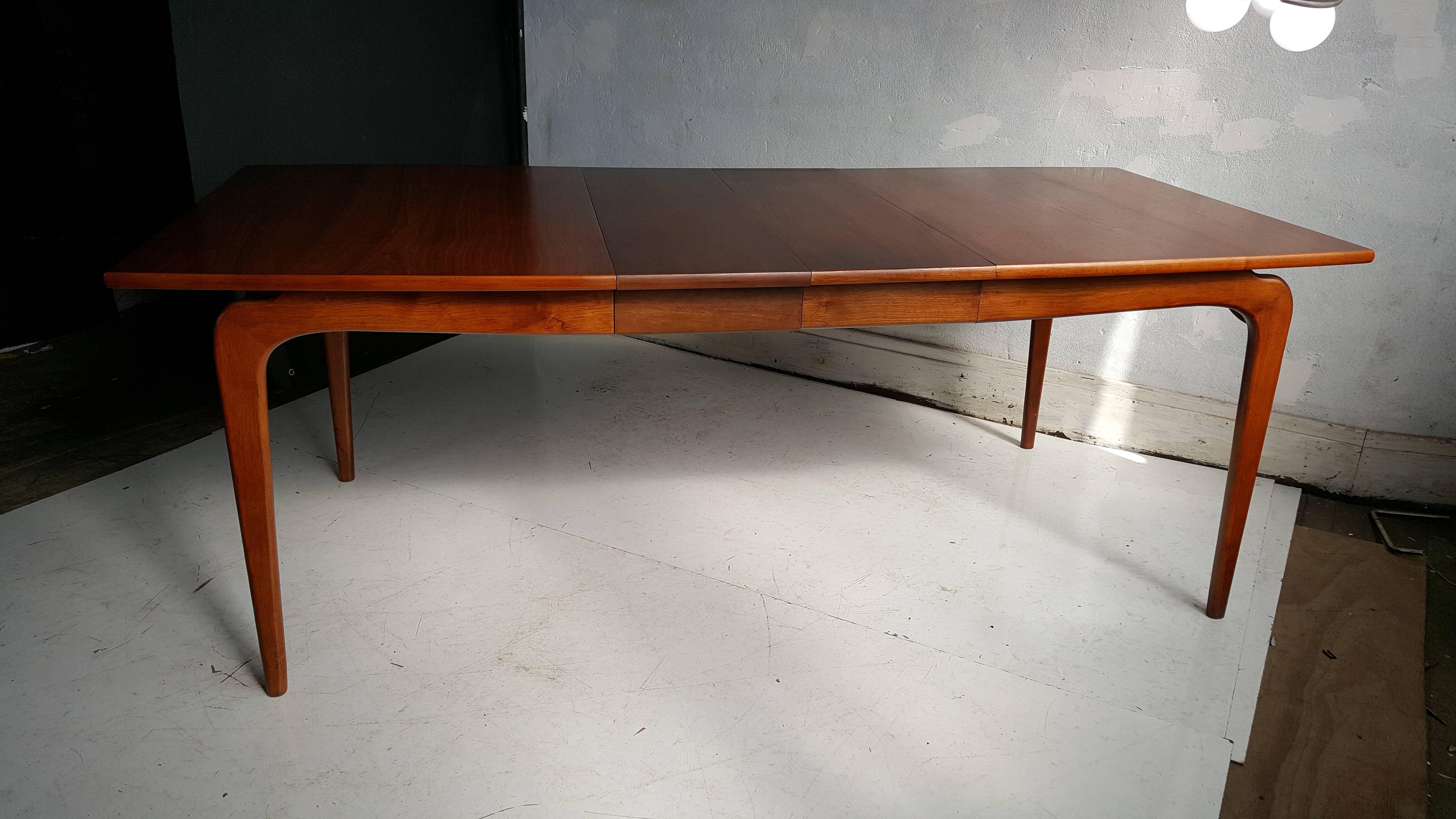 Classic Modernist Walnut Dining Table, Lane Perseption In Good Condition In Buffalo, NY