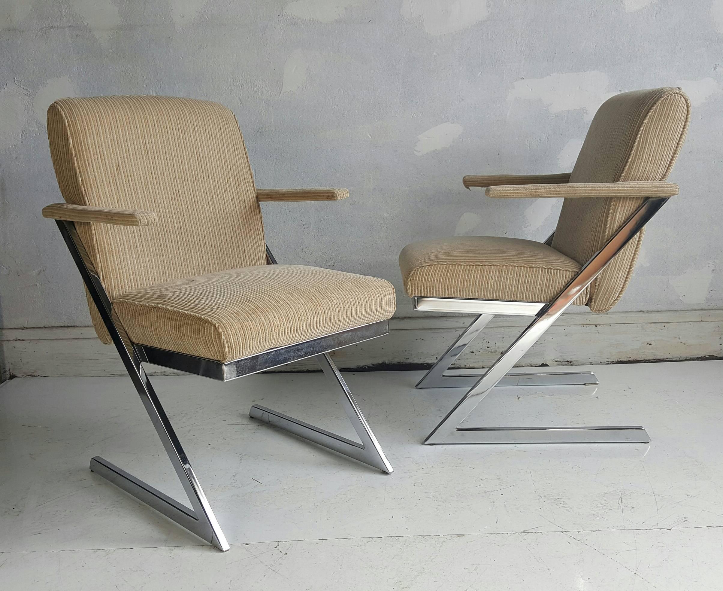 Bel ensemble assorti de six chaises de salle à manger chromées et à accoudoirs en tissu par Design Institute of America, cadres en 