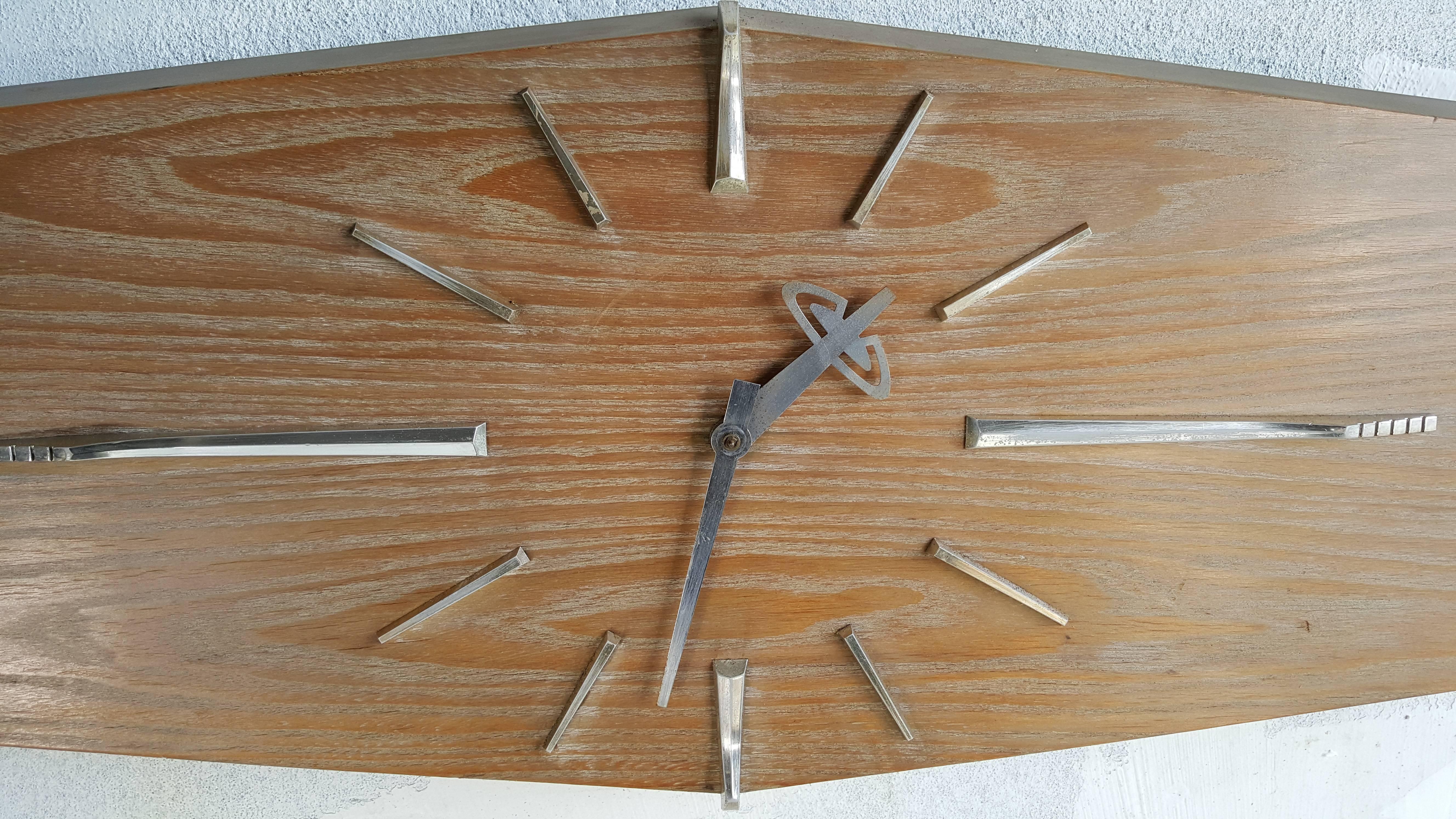Handsome Mid-Century Modern electric wall clock manufactured by Lanshire, Classic styling, beautiful bookmatched cursed oak, keeps perfect time, quiet. 30