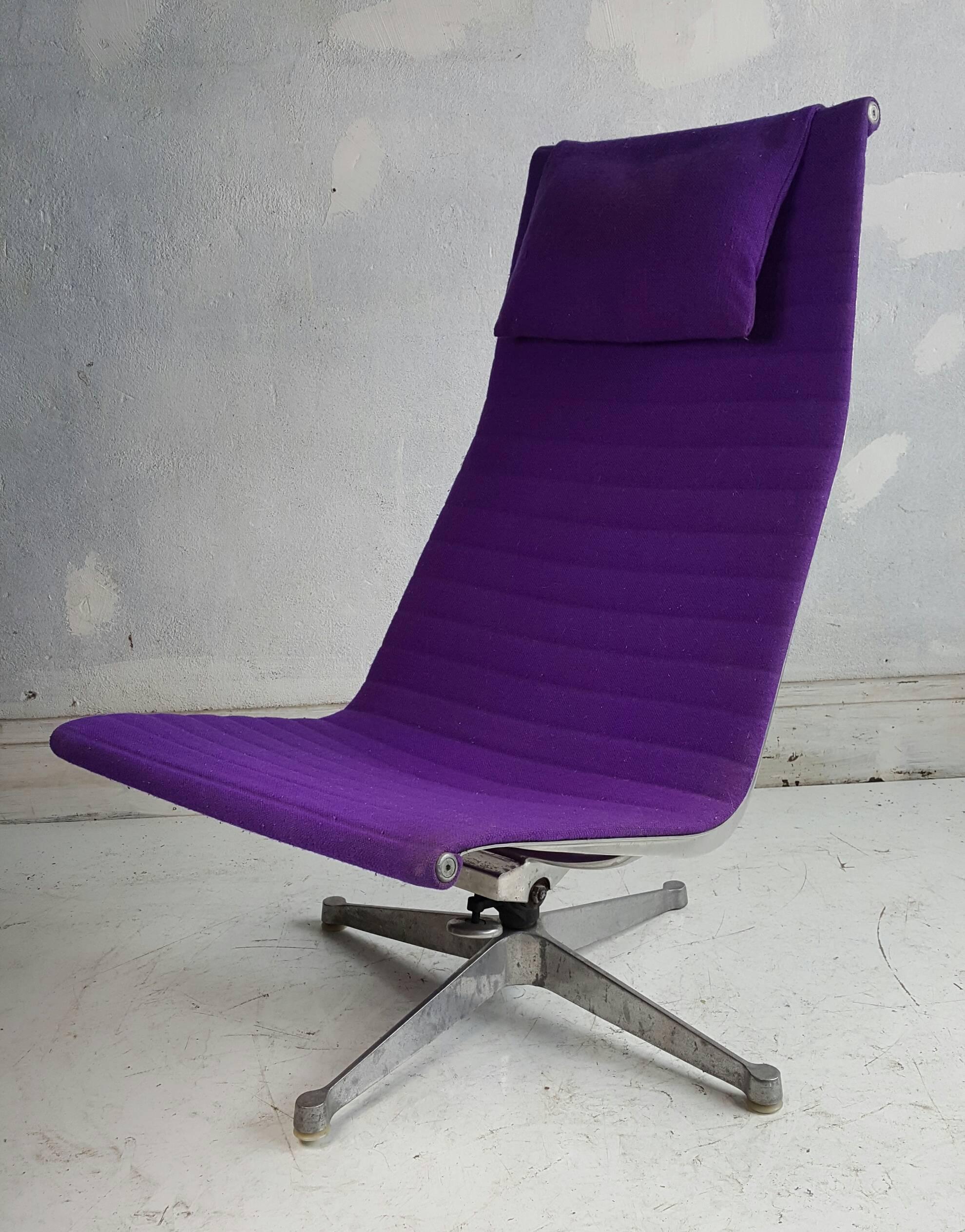Eames for Herman Miller Aluminum Group Lounge Chair, Rare Lavender In Good Condition In Buffalo, NY